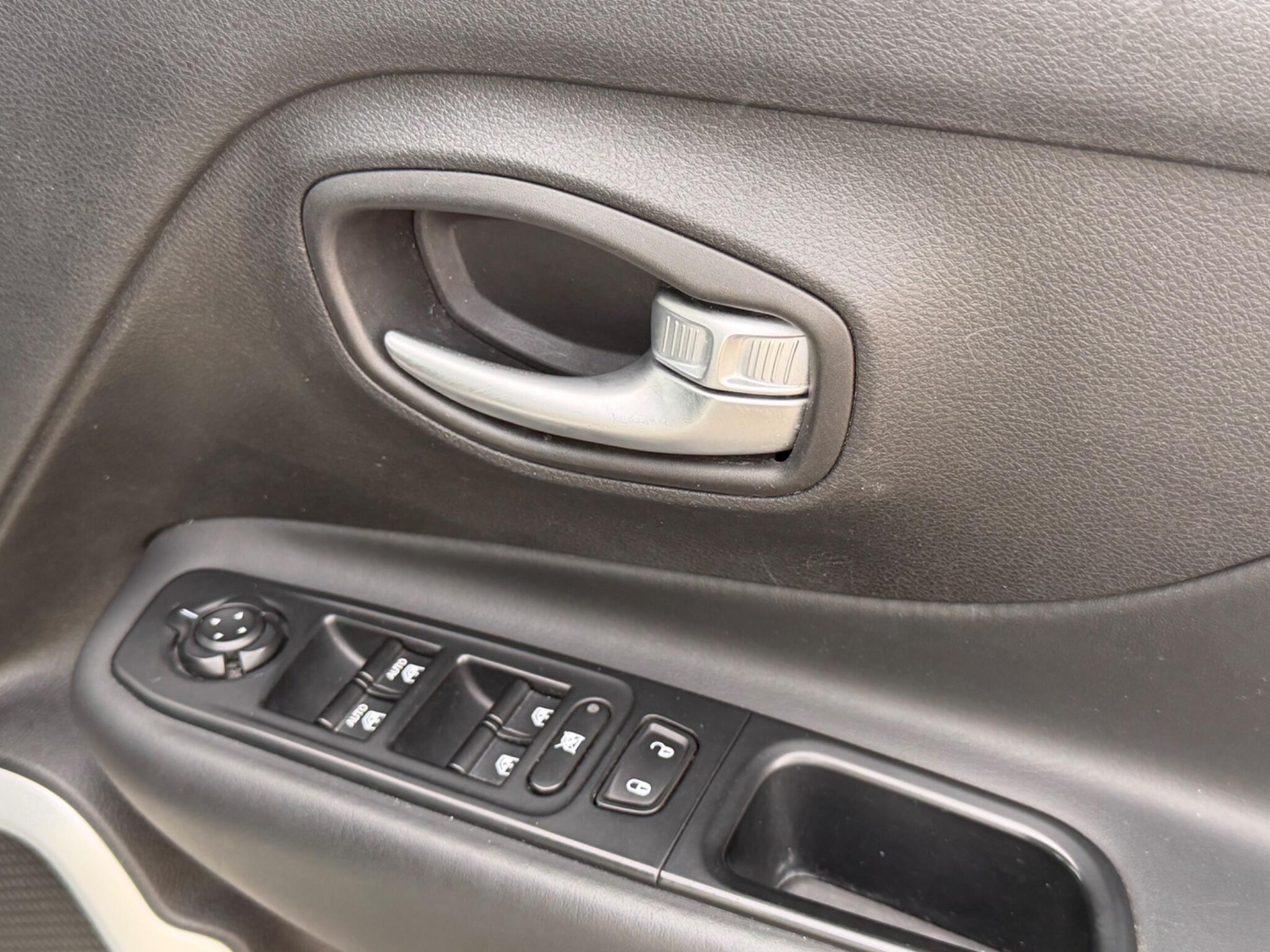 Jeep Renegade view 23