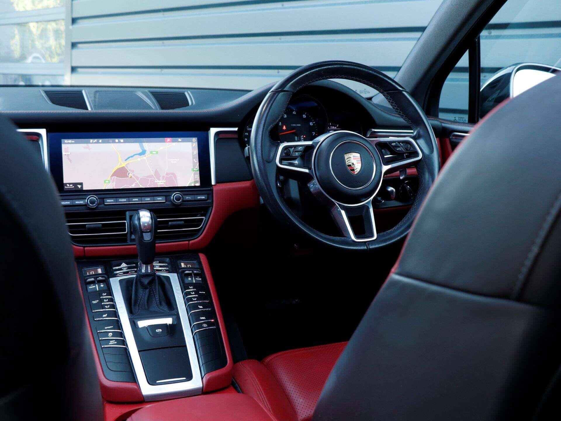 Porsche Macan view 12