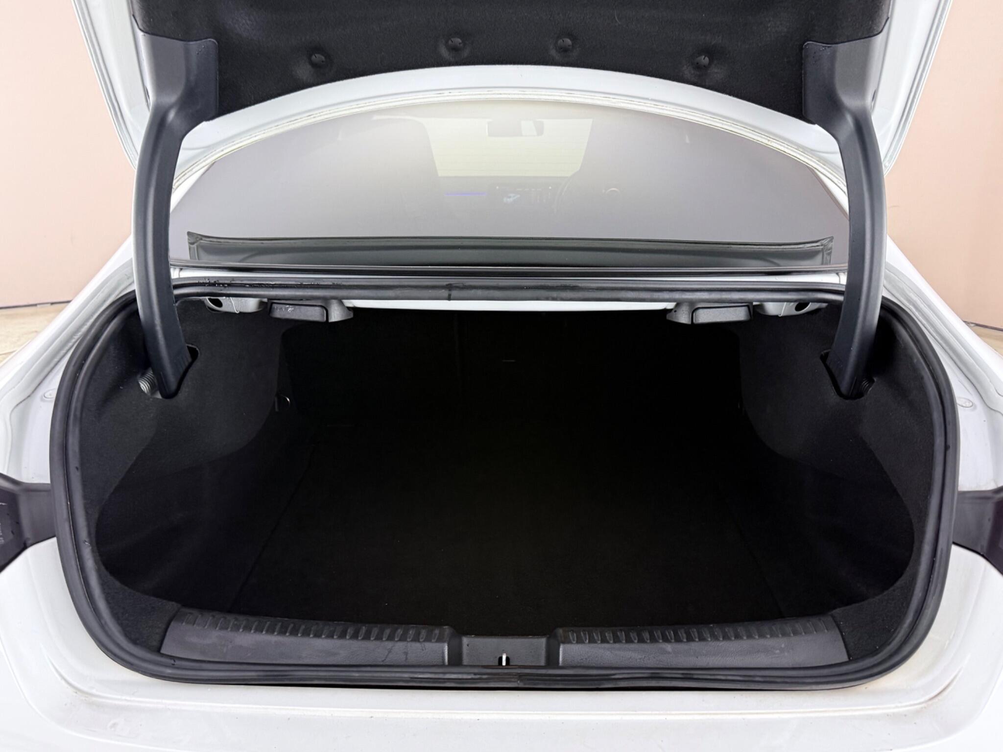 Mercedes-Benz Cla view 9