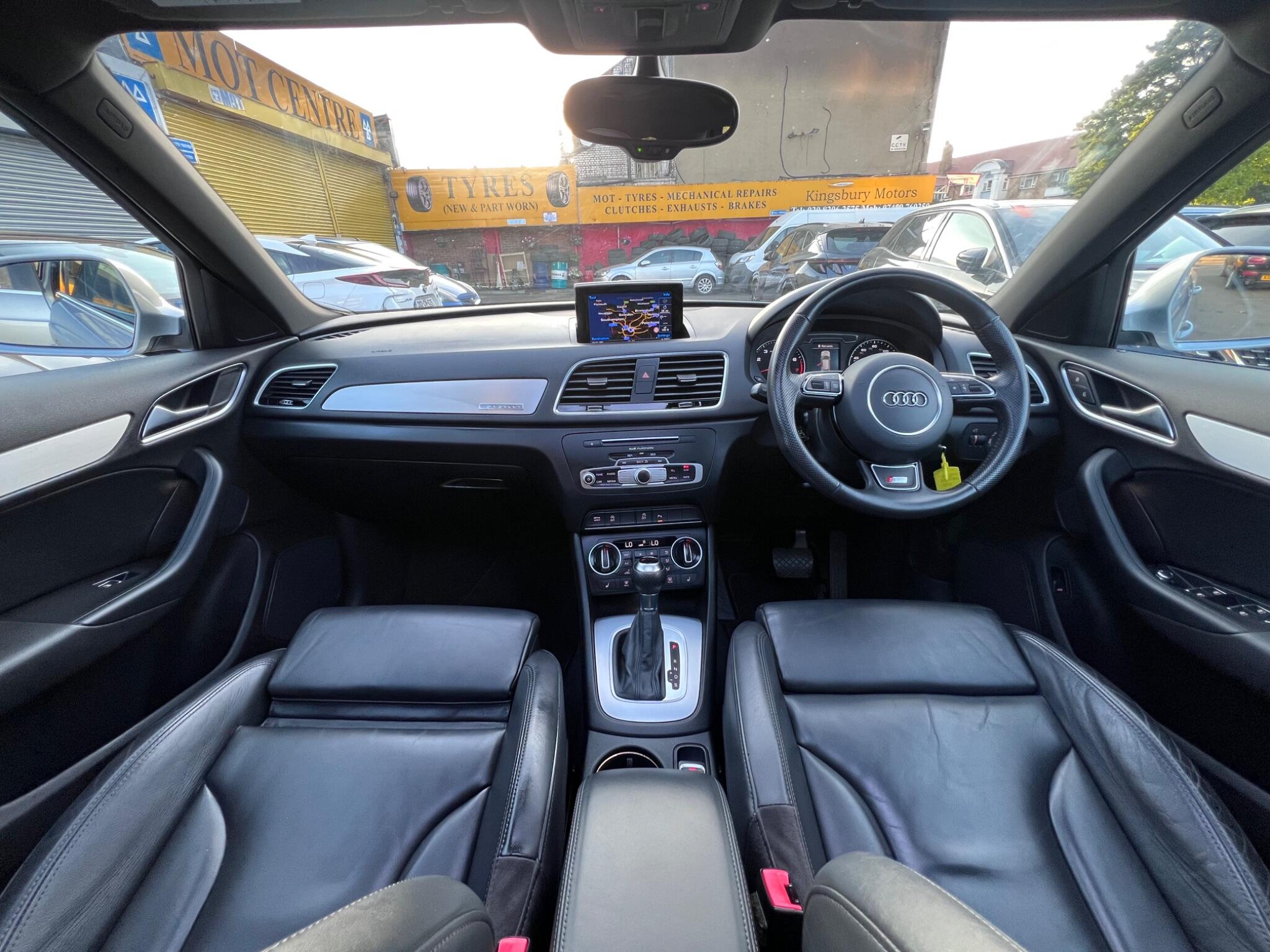 Audi Q3 view 16