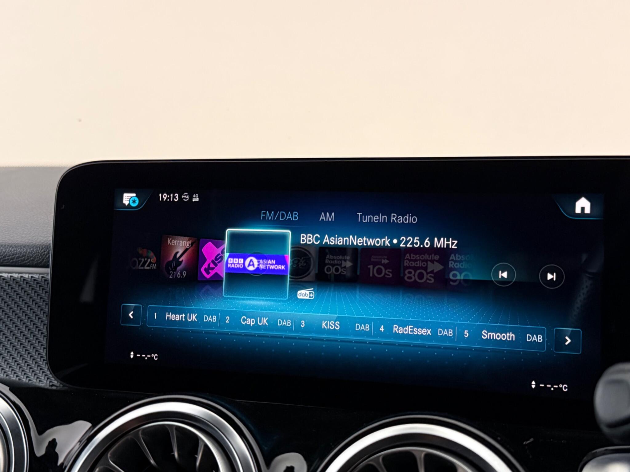 Mercedes-Benz GLB view 27
