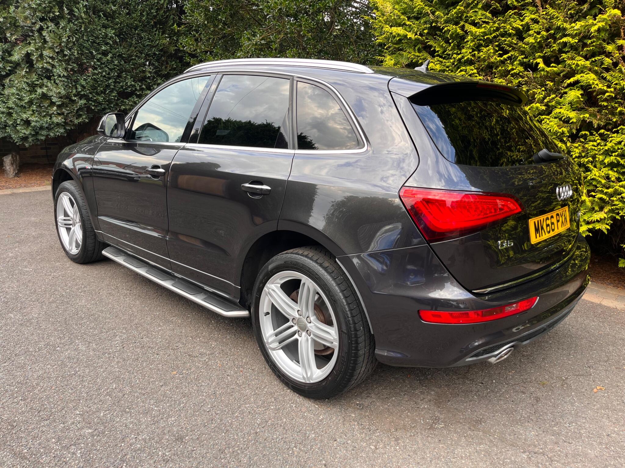 Audi Q5 view 11