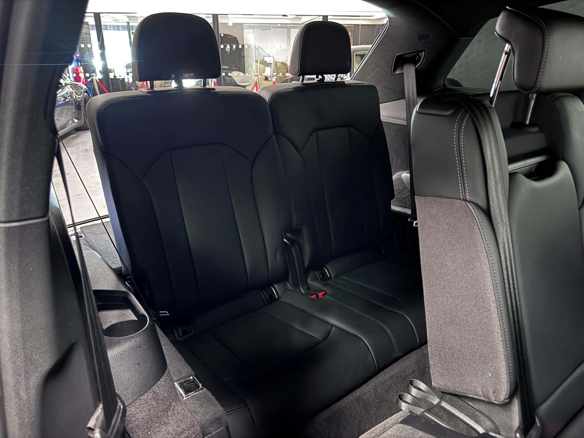 Audi Q7 view 29