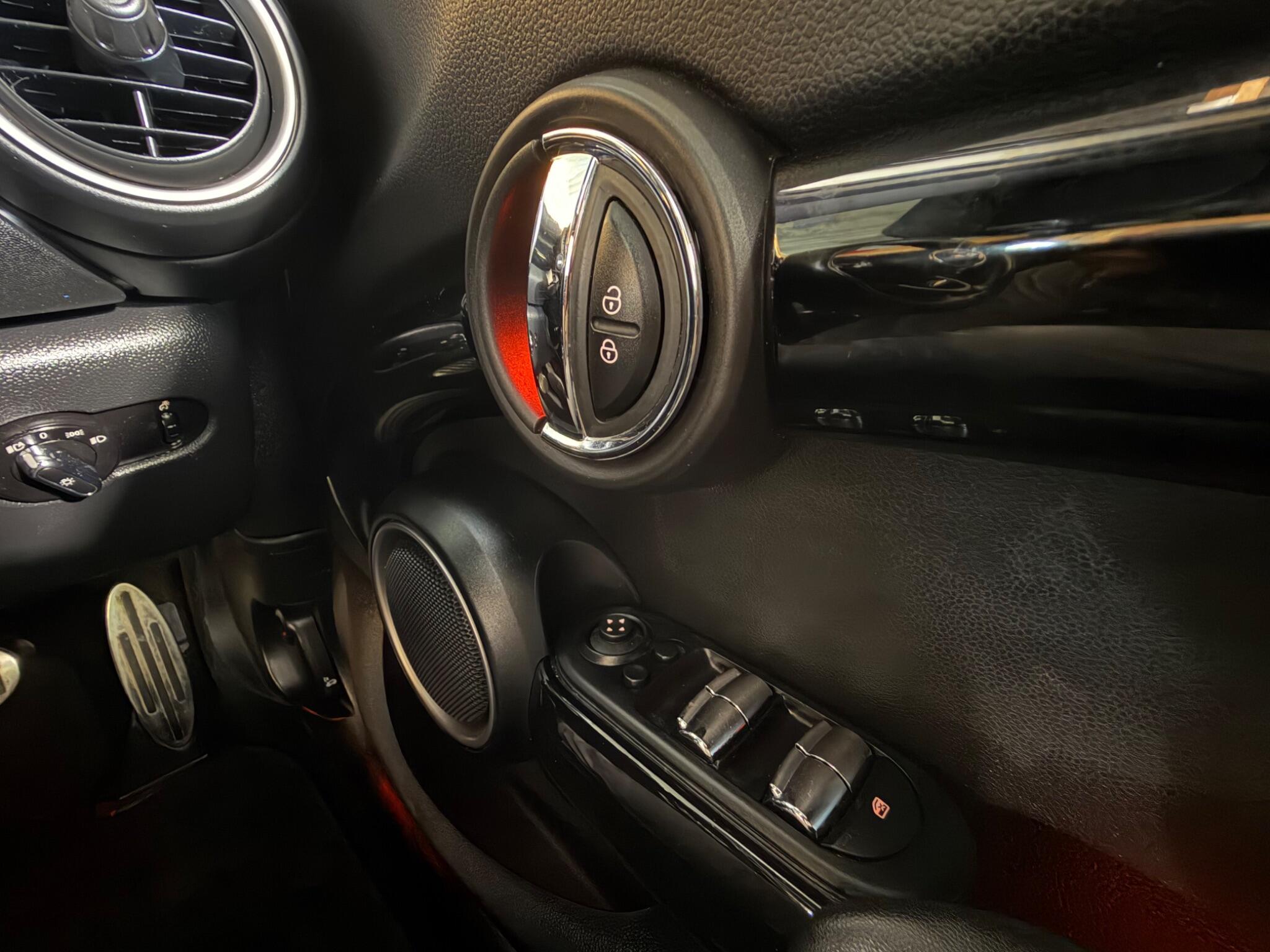 Mini Hatch view 27