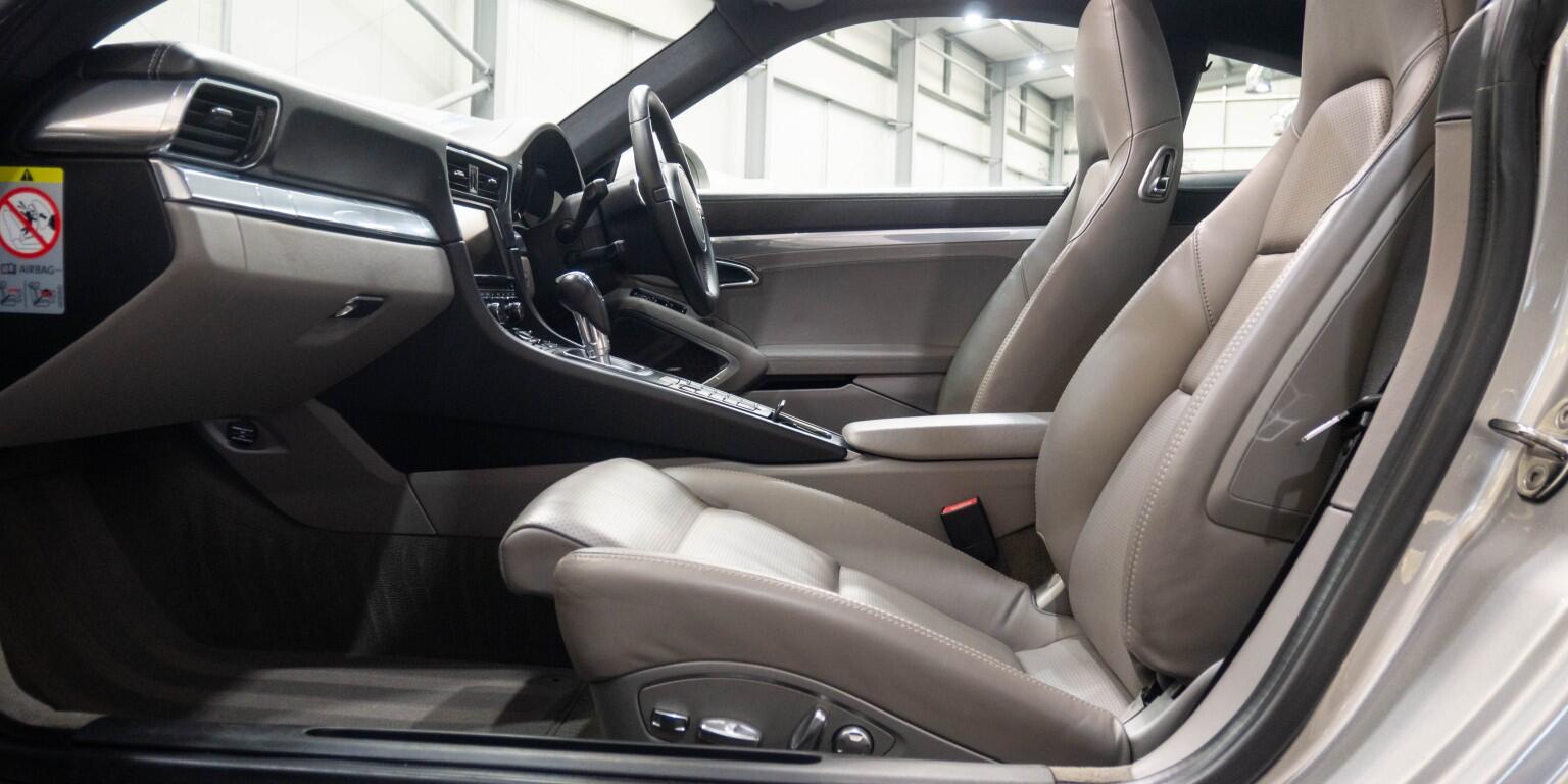 Porsche 911 view 18