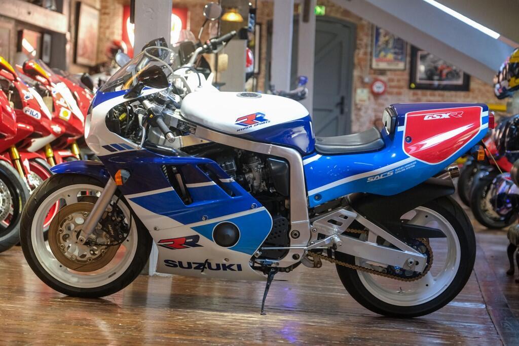 Suzuki GSX-R750 view 2