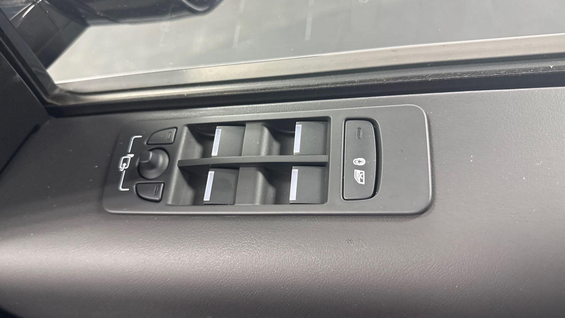 Land Rover Discovery Sport view 24