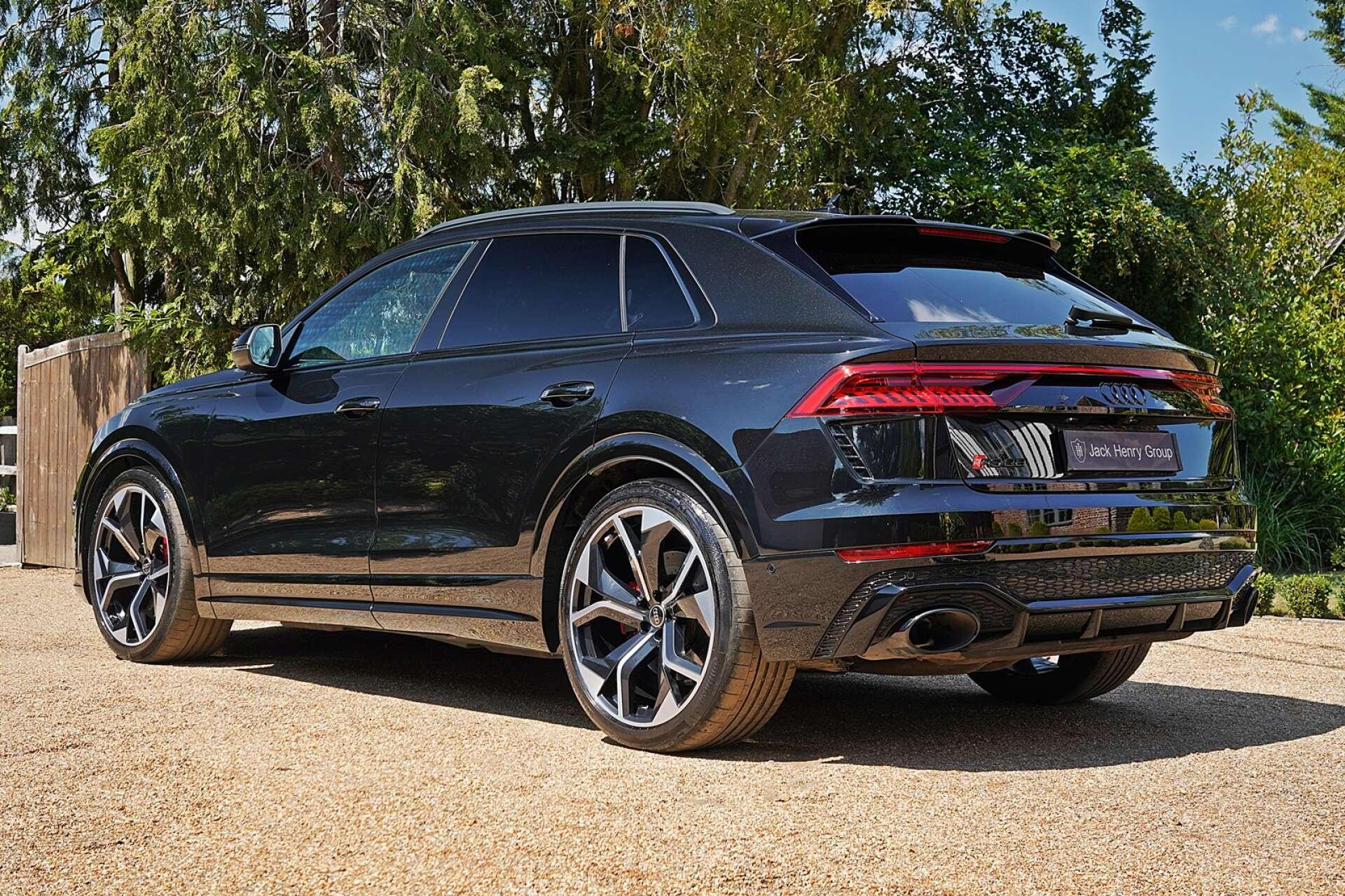Audi RS Q8 view 3
