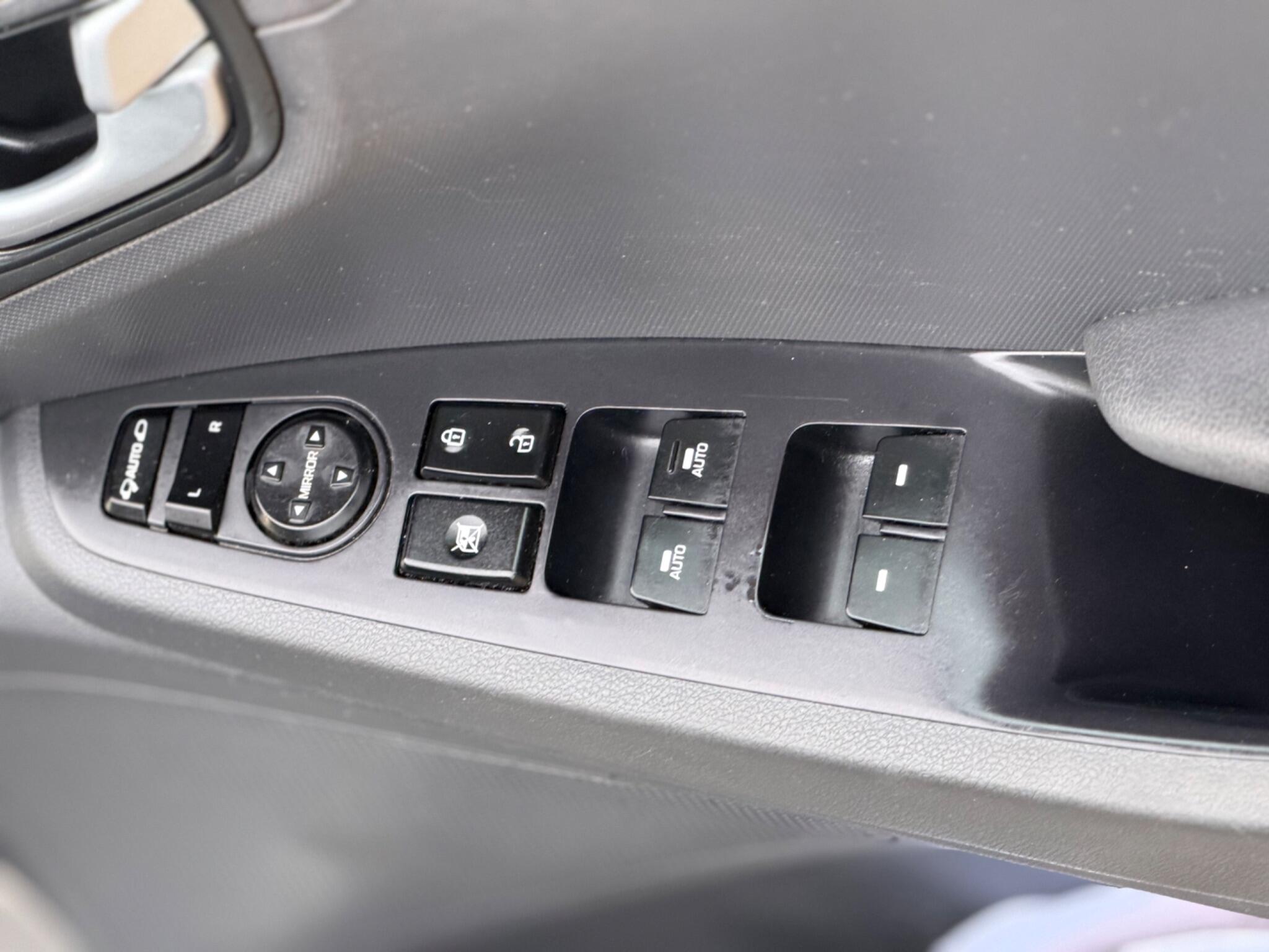 2018 Hyundai IONIQ 28kWh Premium Auto 5dr image 34