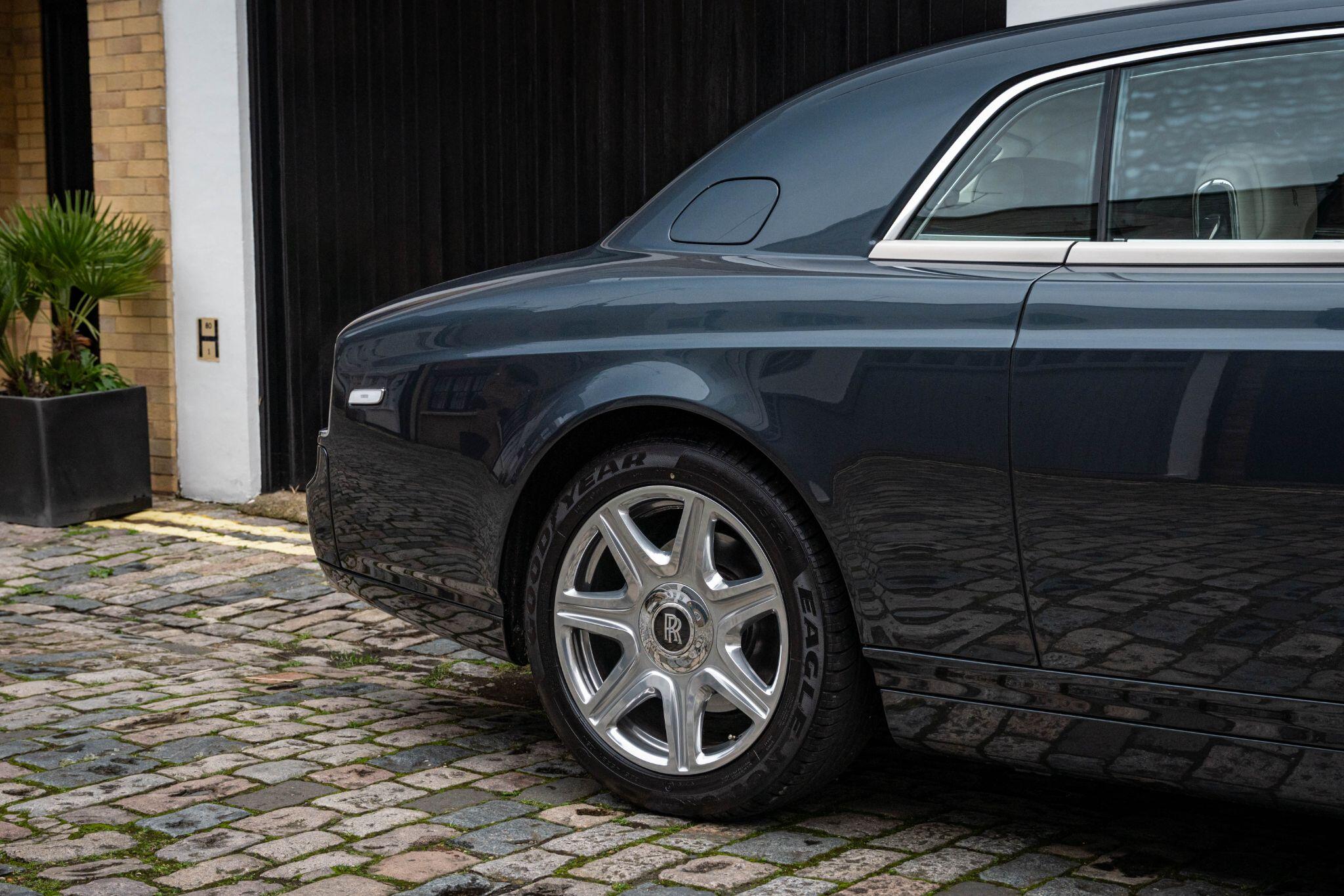 Rolls-Royce Phantom view 23