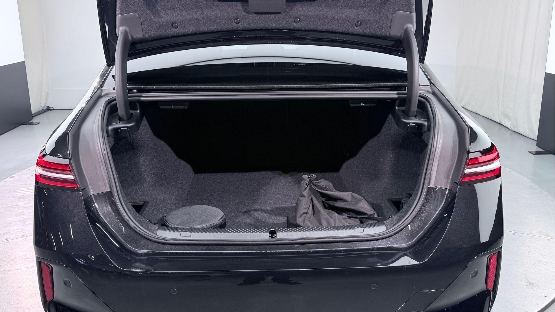 BMW 5 Series view 13