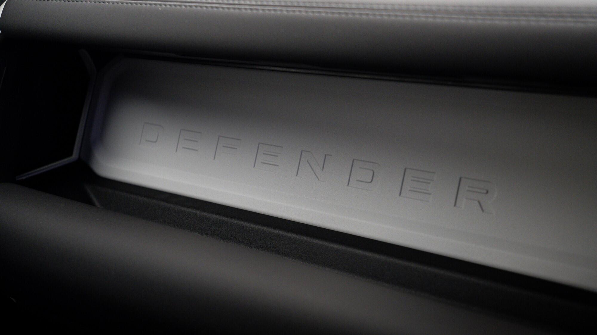 Land Rover Defender 90 view 16