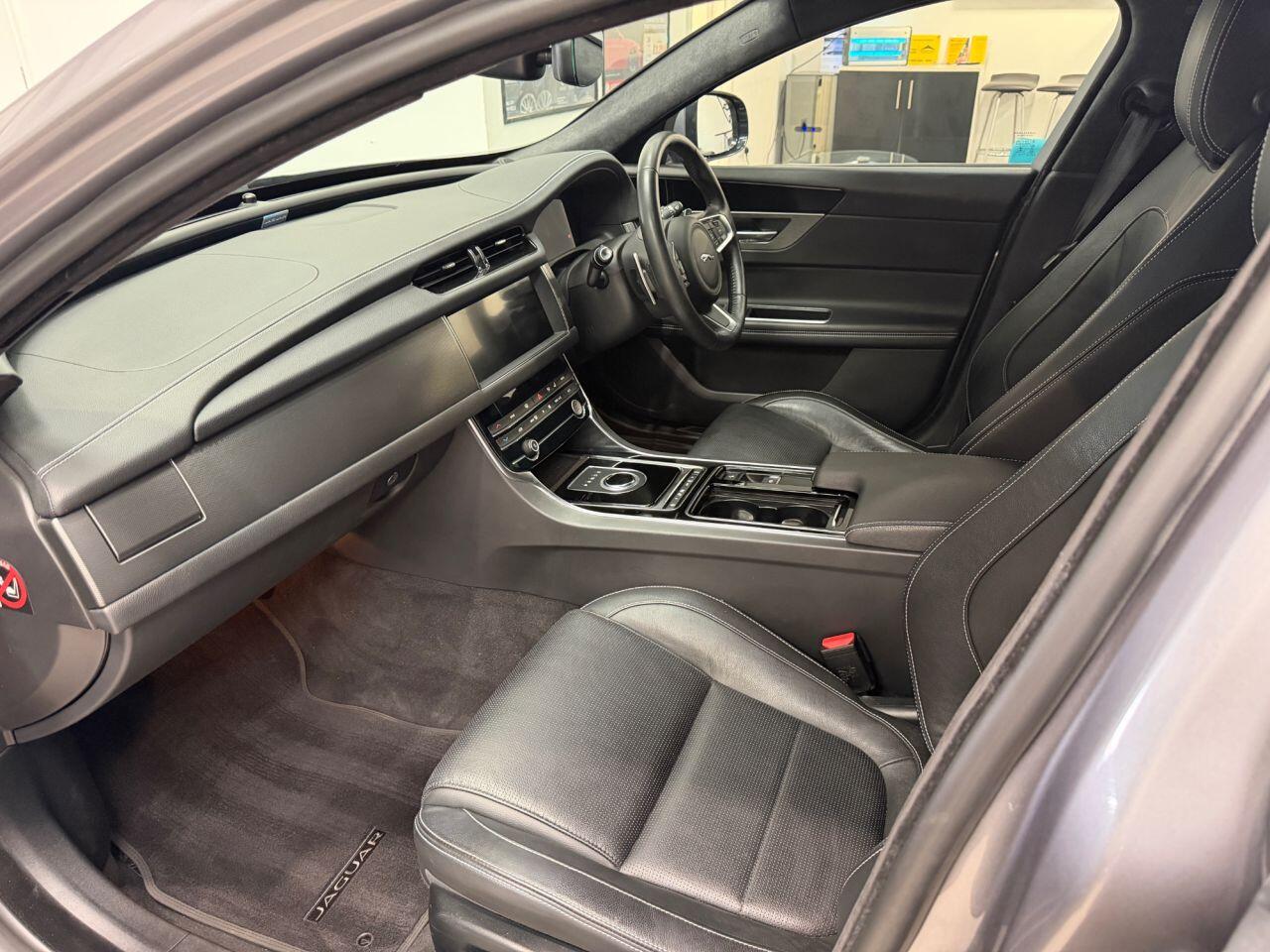 Jaguar XF view 33