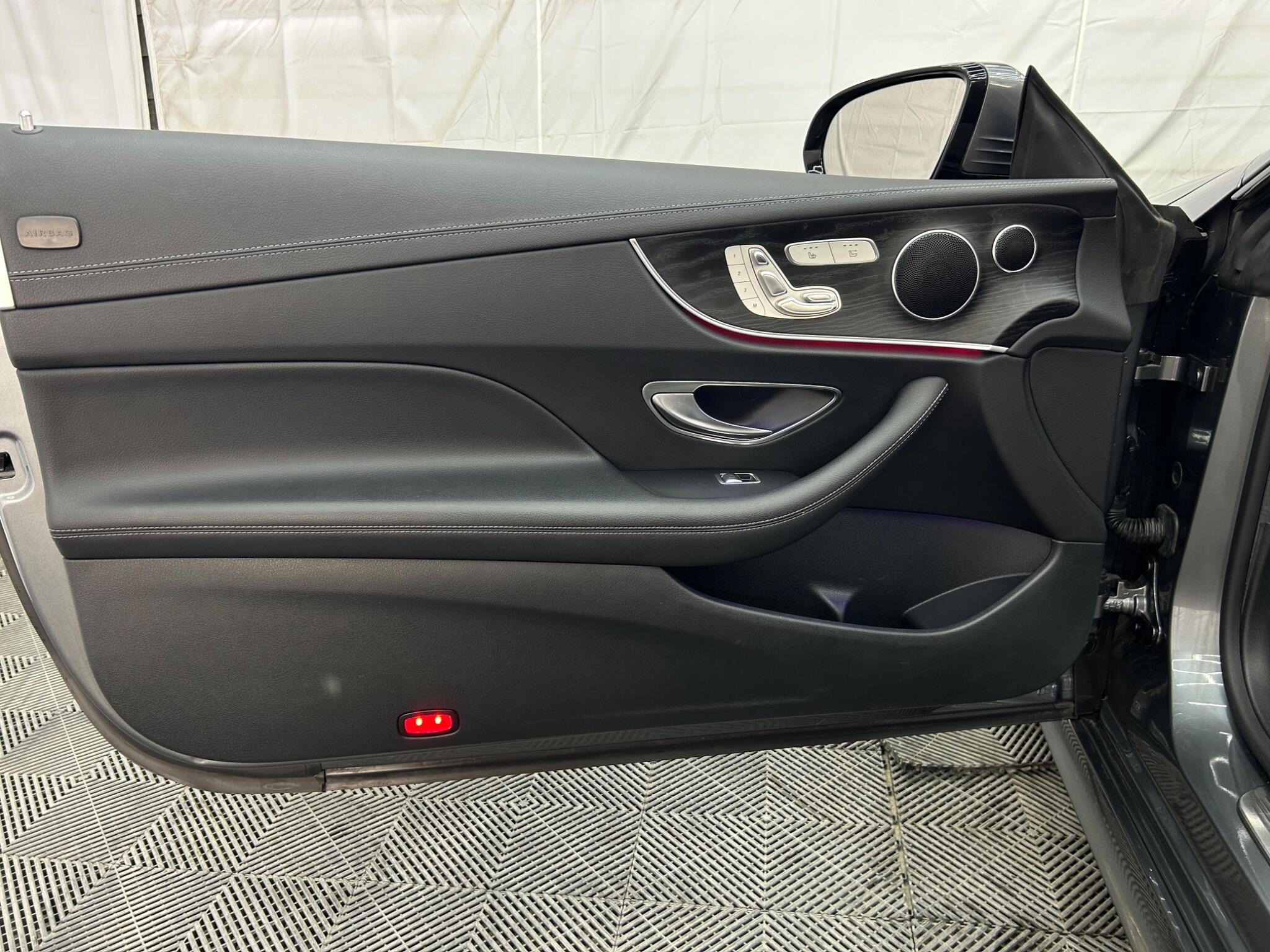 Mercedes-Benz E Class view 36