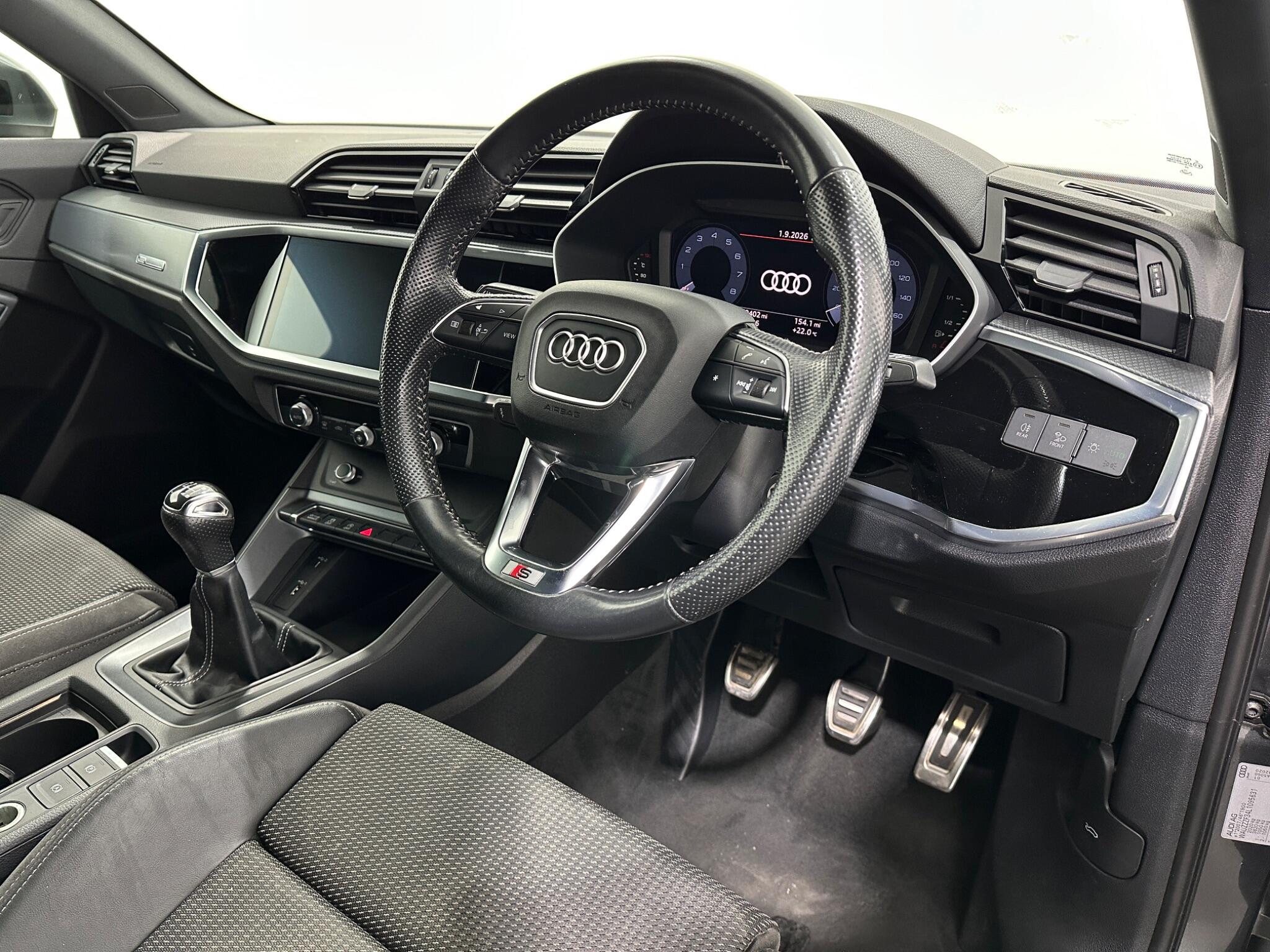Audi Q3 view 11