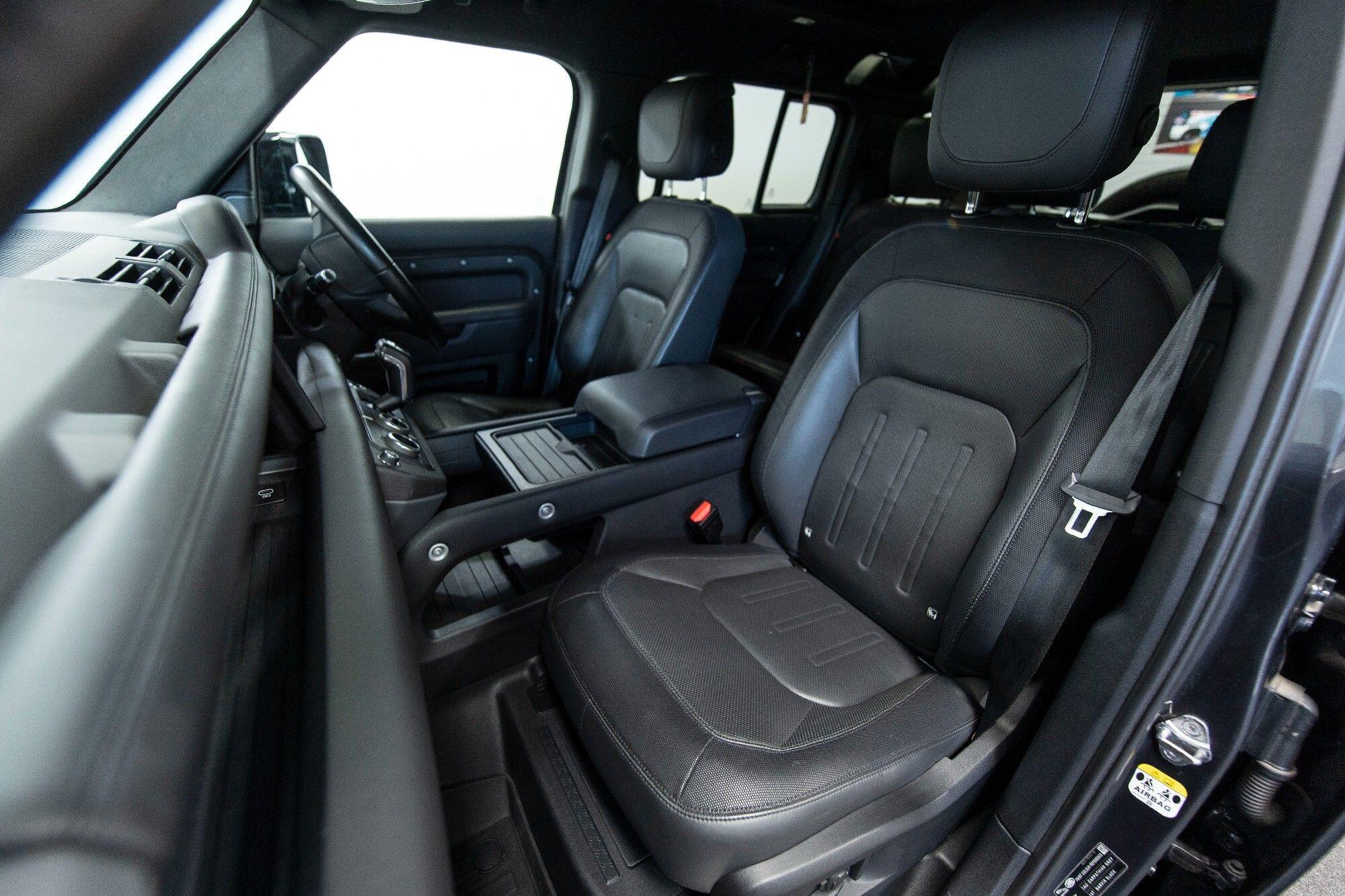 Land Rover Defender 110 view 18