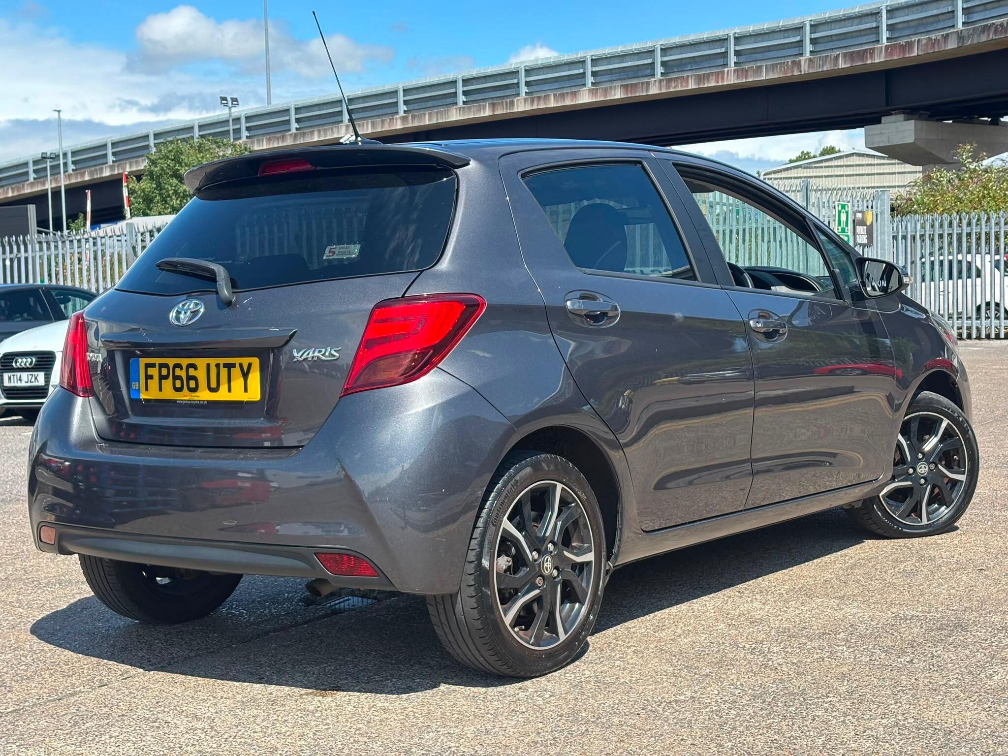 Toyota Yaris view 21