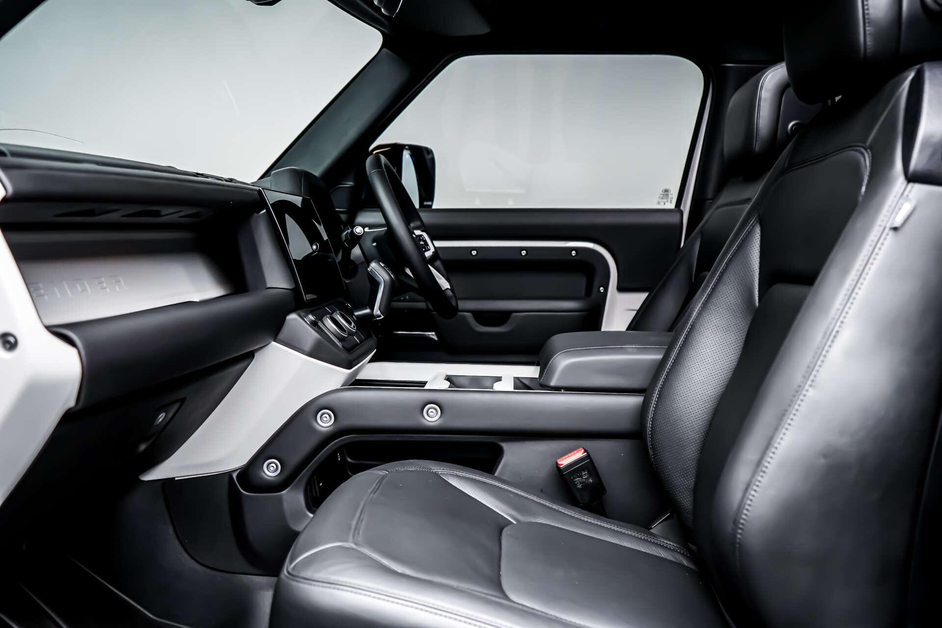 Land Rover Defender 90 view 7