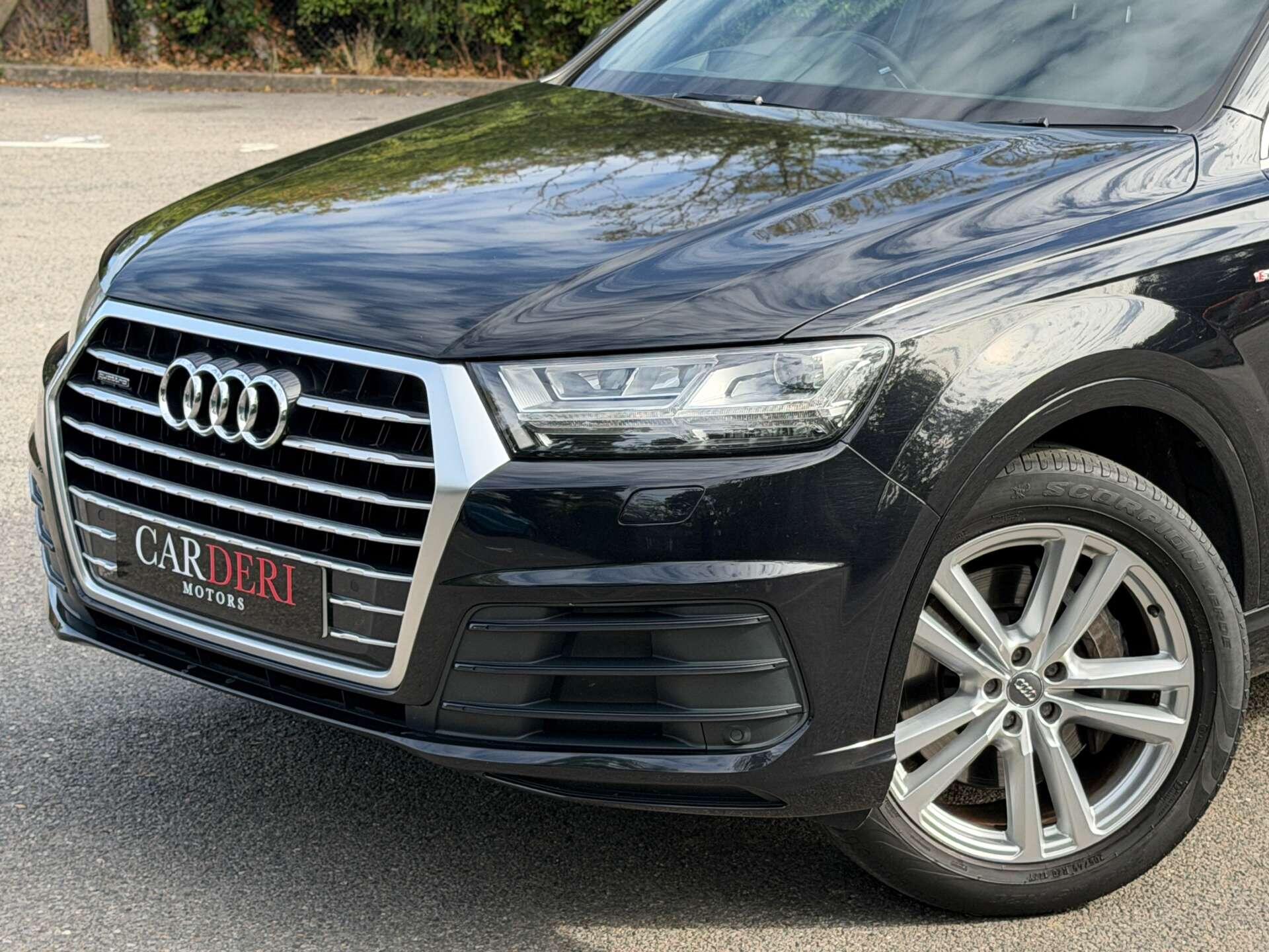 Audi Q7 view 10