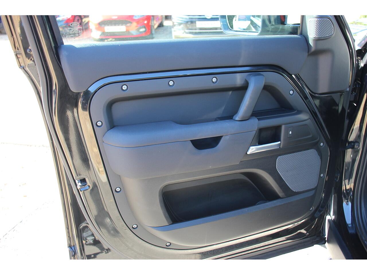Land Rover Defender view 35