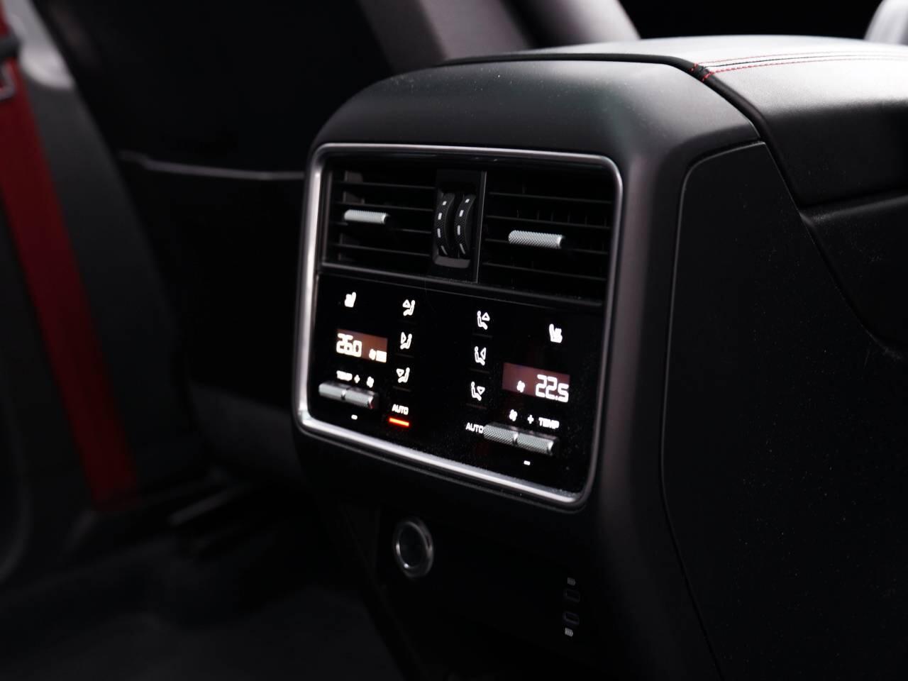 Porsche Cayenne view 27