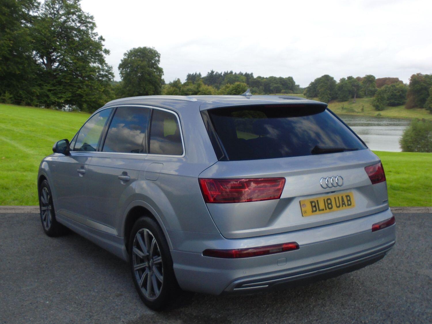 Audi Q7 view 4