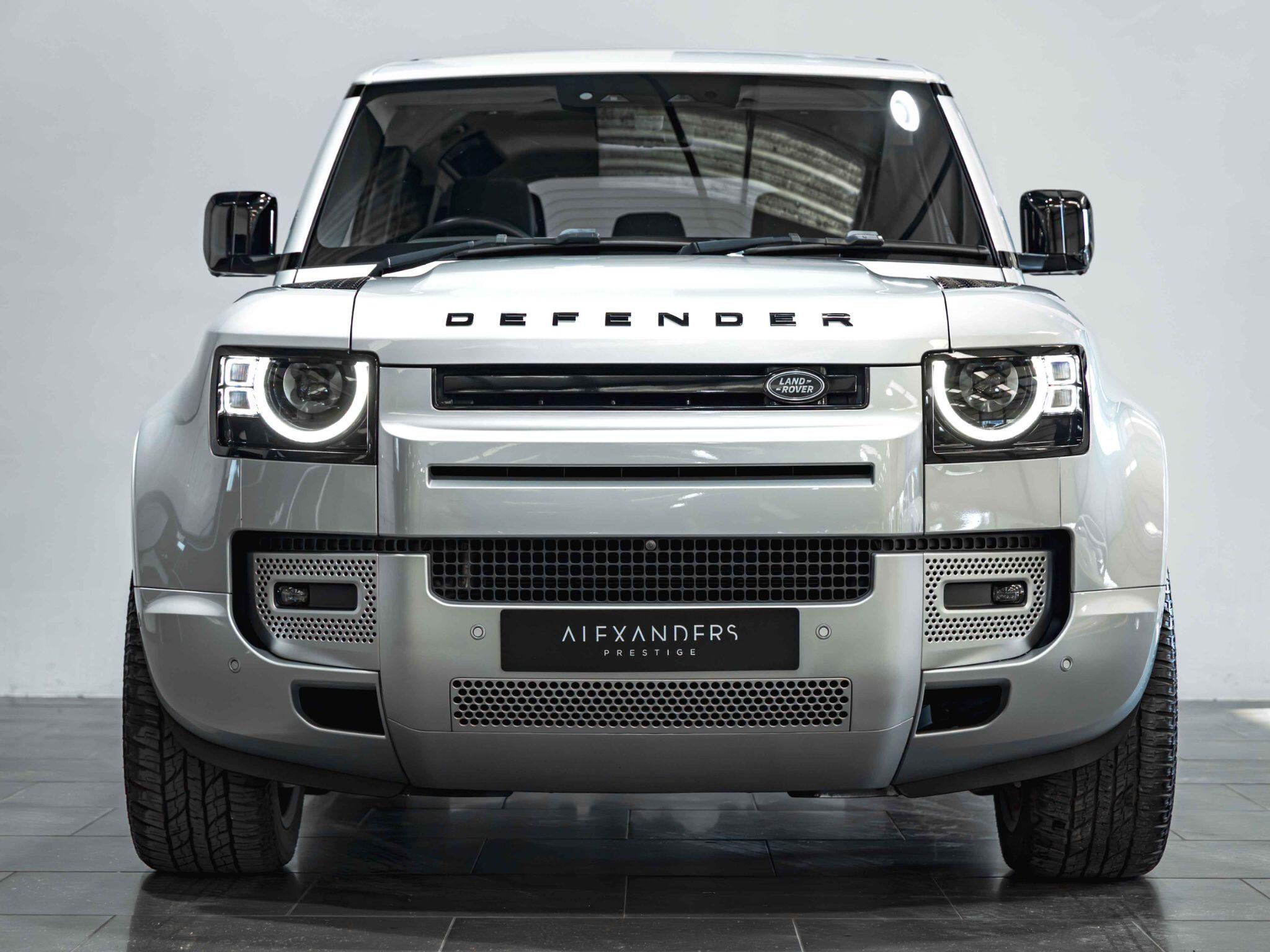 Land Rover Defender 110 view 9