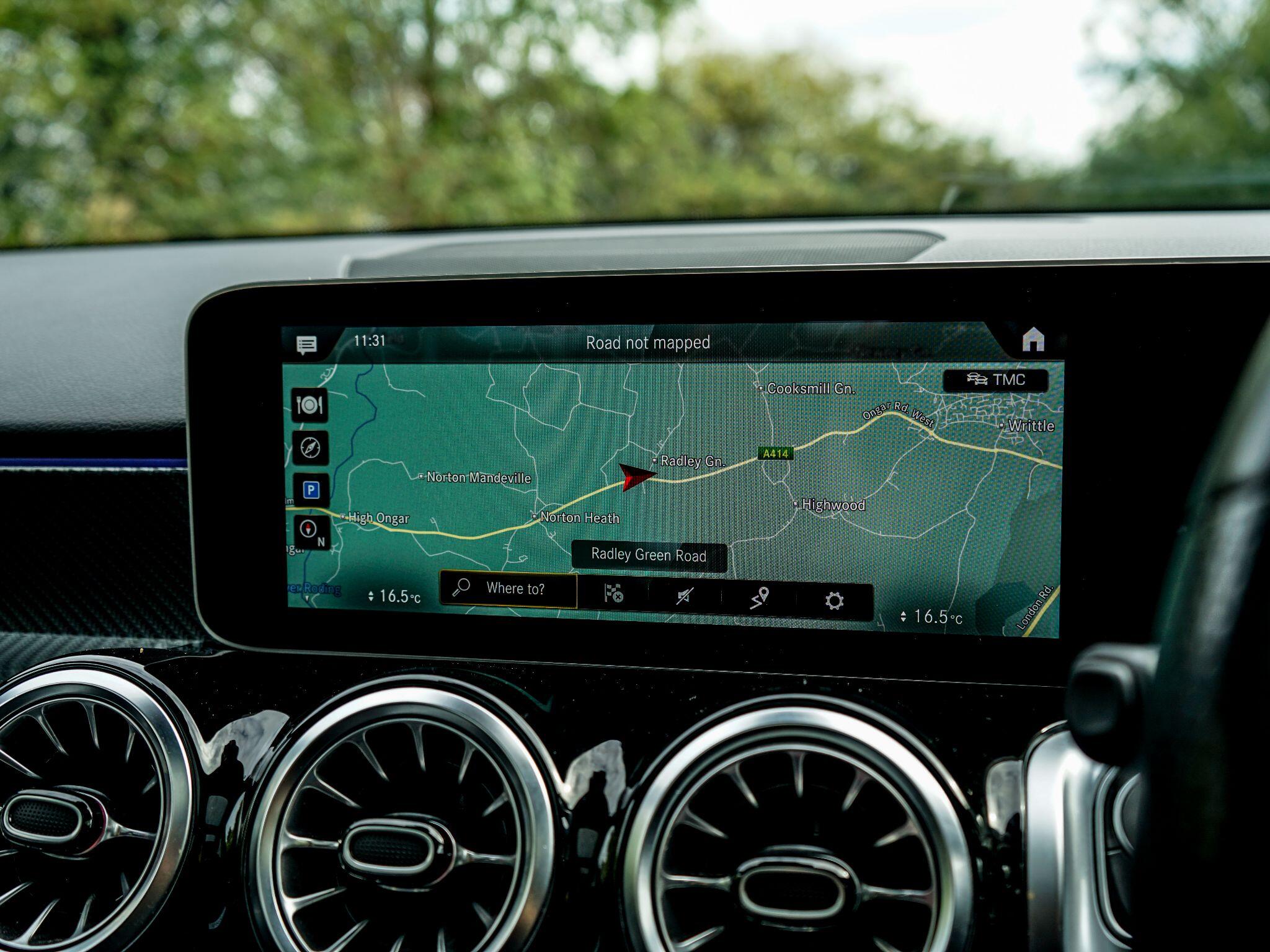 Mercedes-Benz GLB view 27