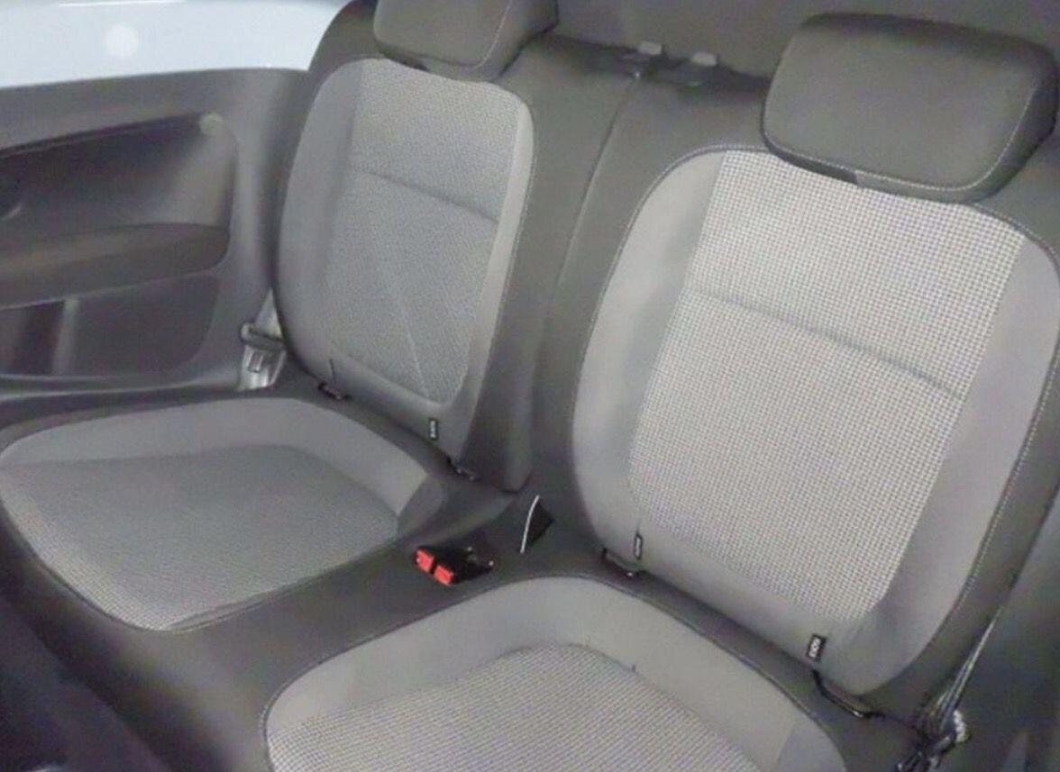 Volkswagen Beetle view 6