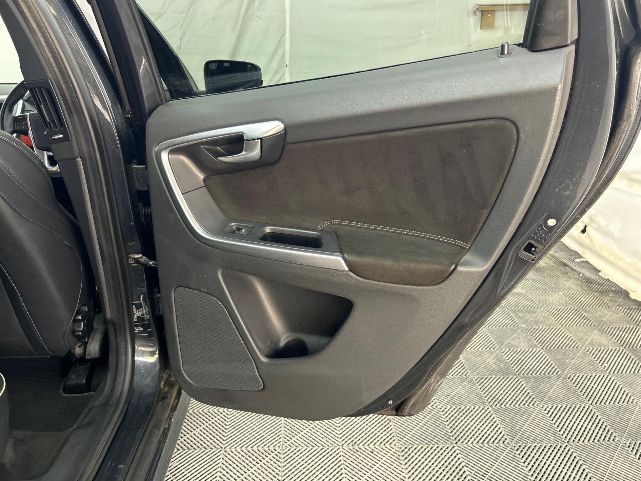 Volvo XC60 view 24