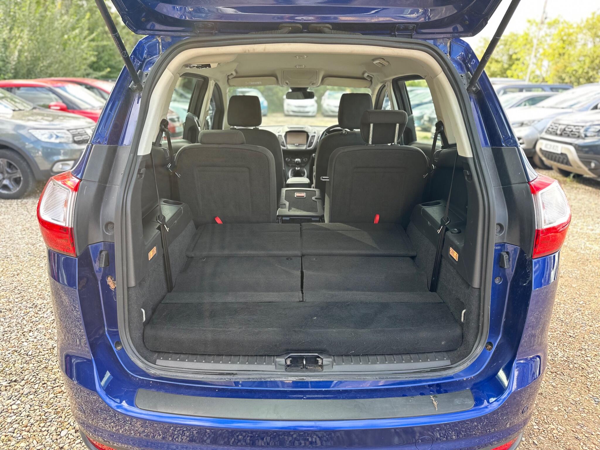 Ford Grand C-Max view 17