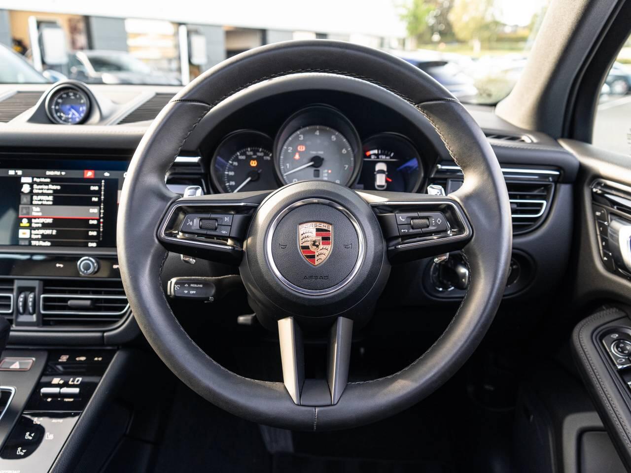 Porsche Macan view 21