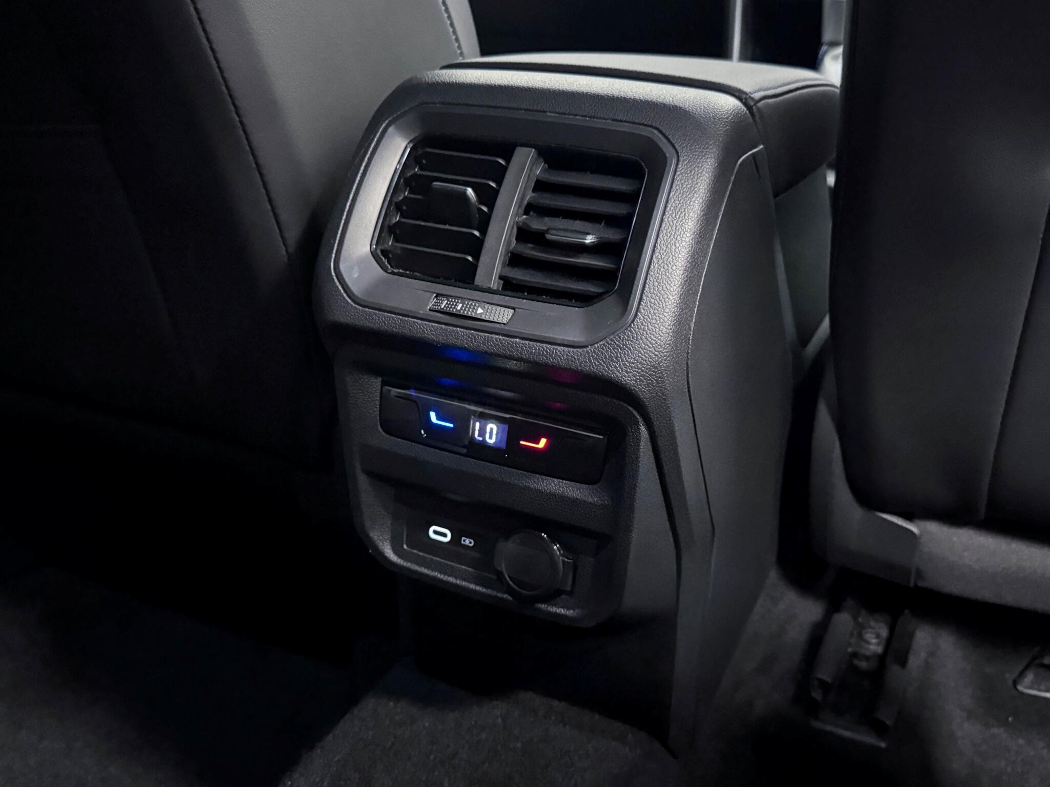 Volkswagen Tiguan view 12