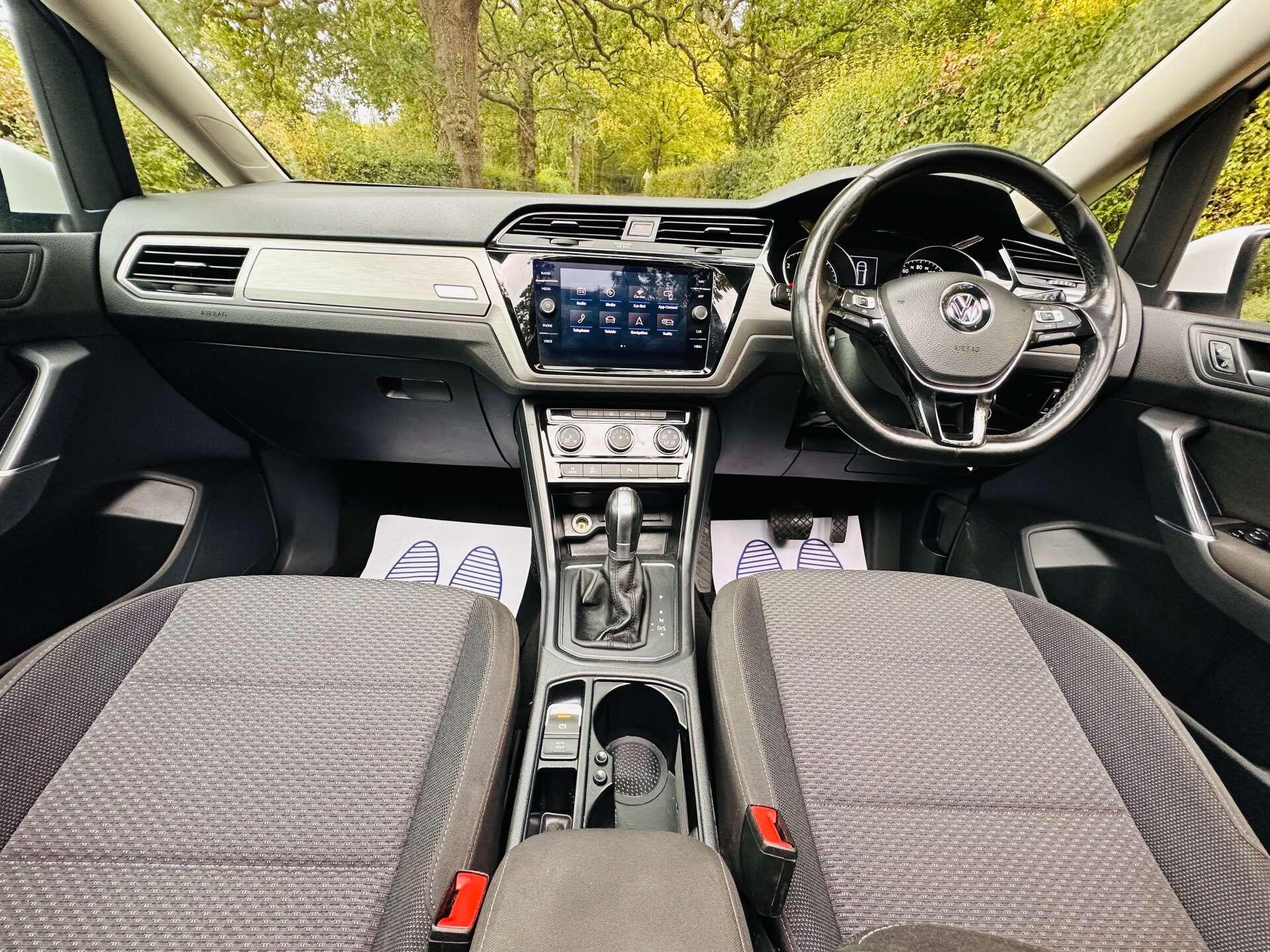 Volkswagen Touran view 11