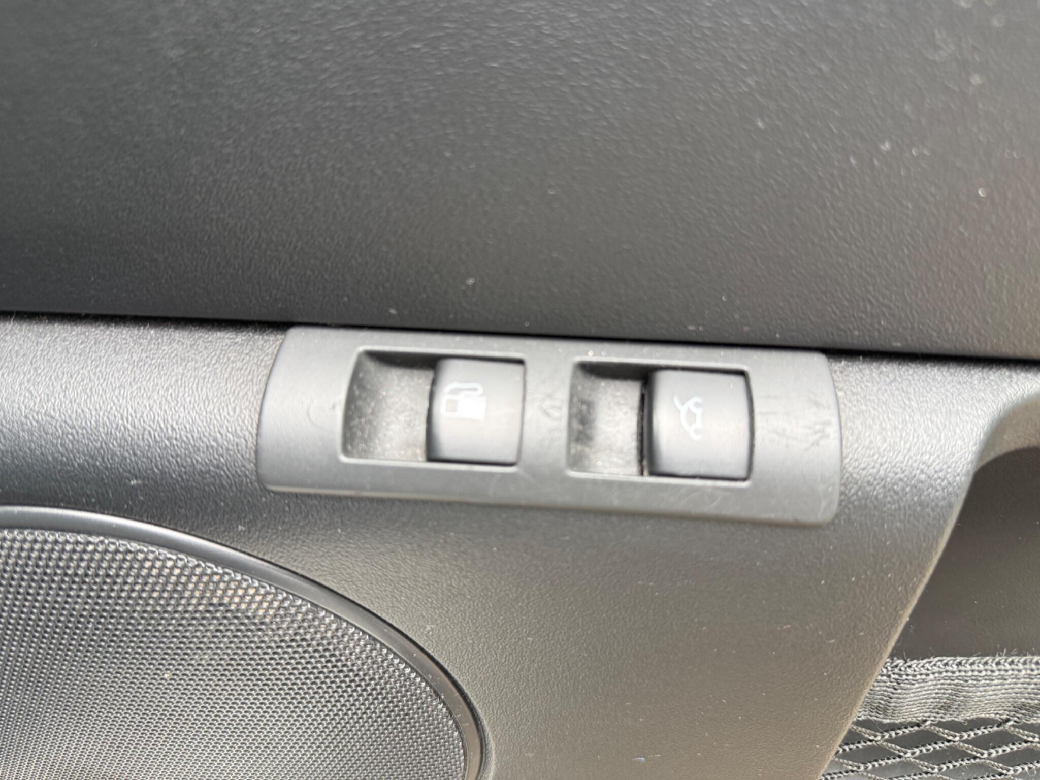 2009 Volkswagen Beetle image 25