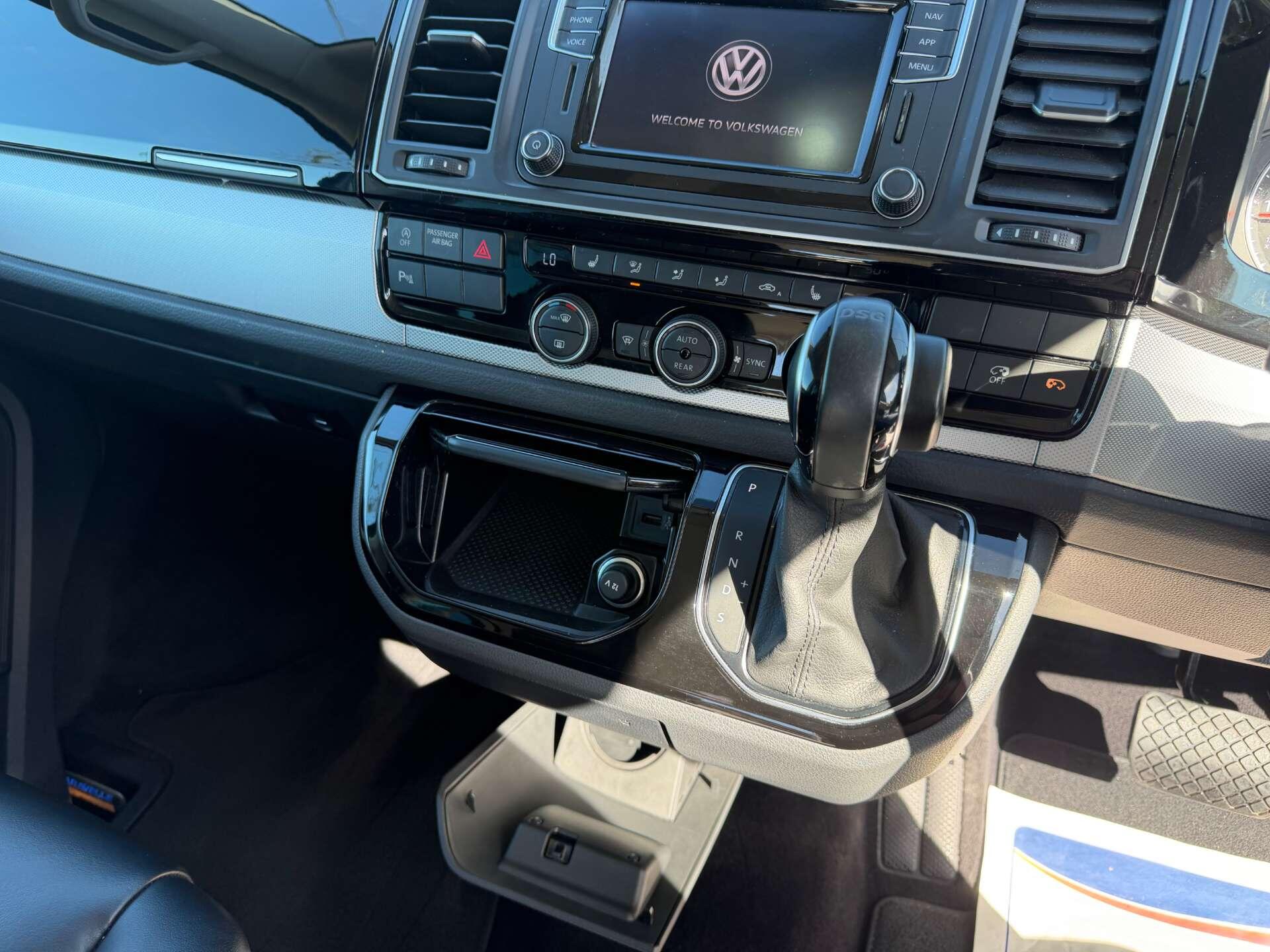 Volkswagen Caravelle view 21