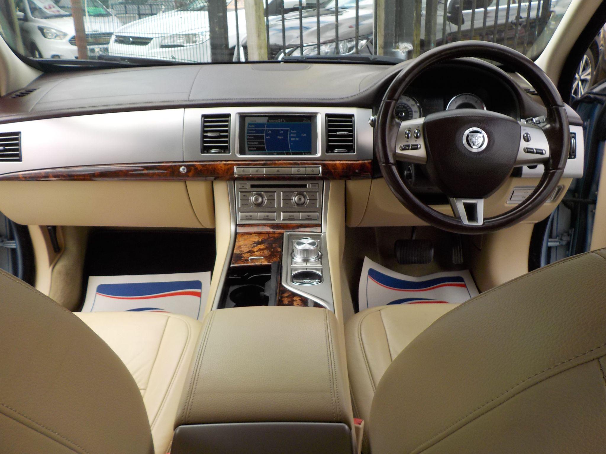 Jaguar XF 3.0d V6 Luxury Auto Euro 5 4dr