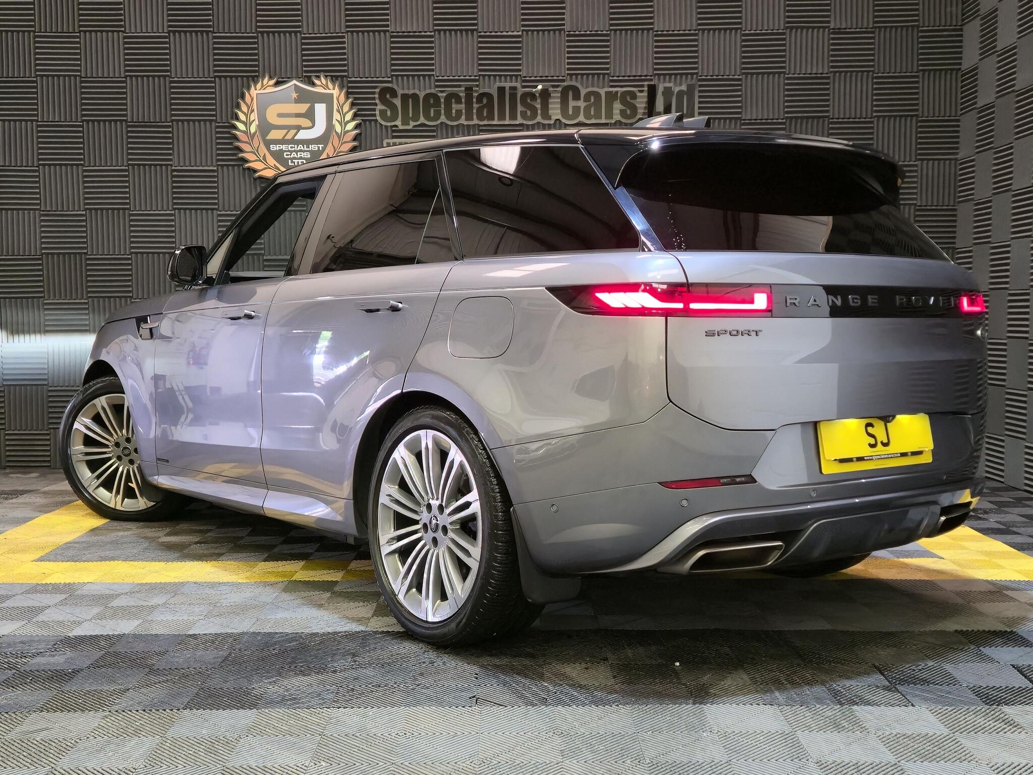 Land Rover Range Rover Sport view 3