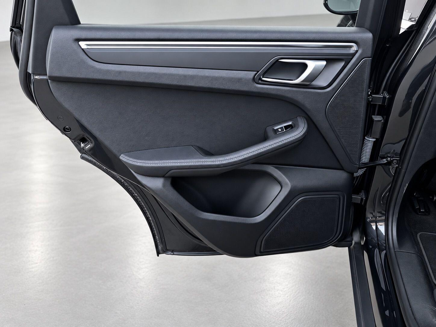 Porsche Macan view 38