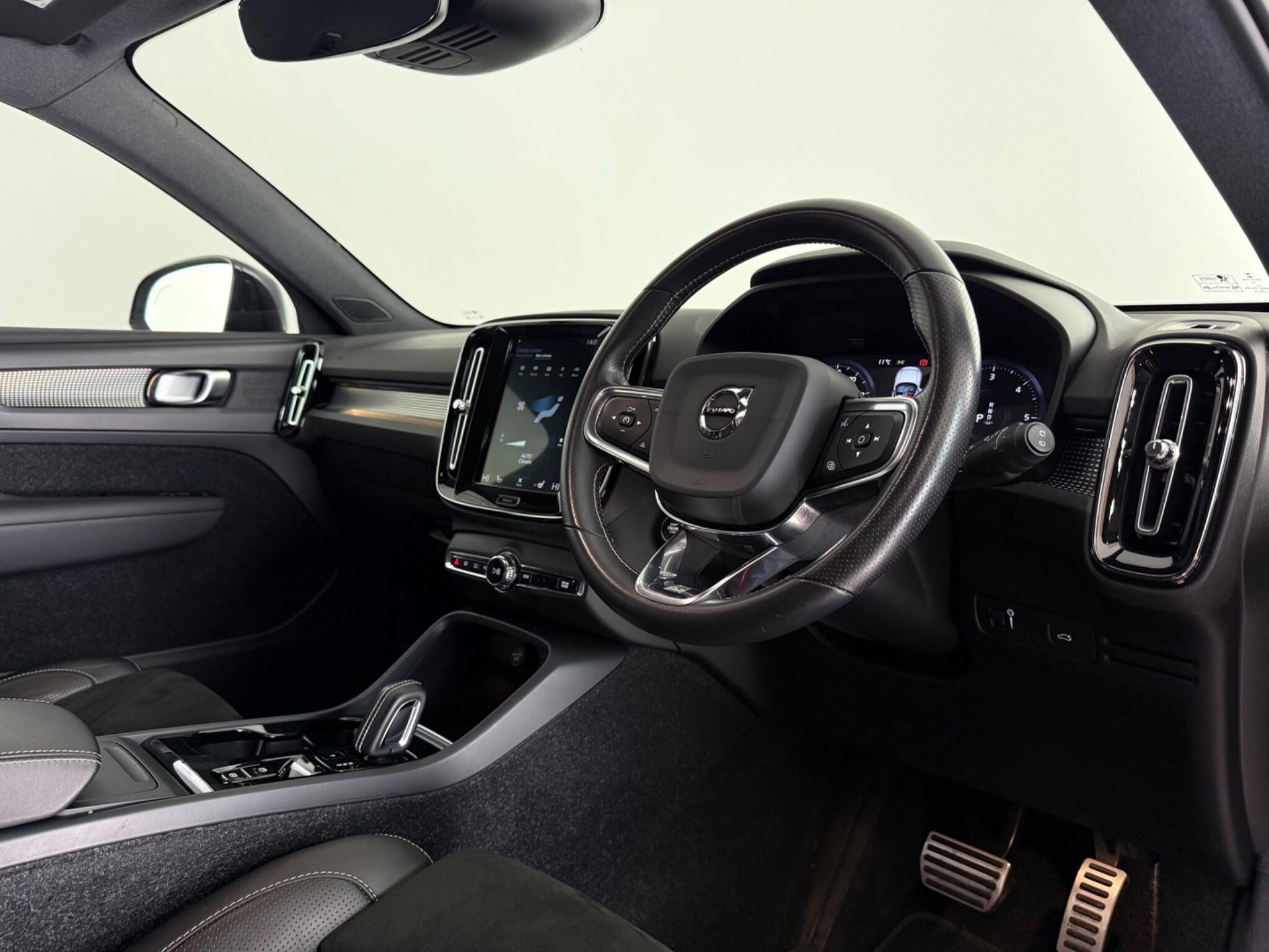 Volvo XC40 view 3