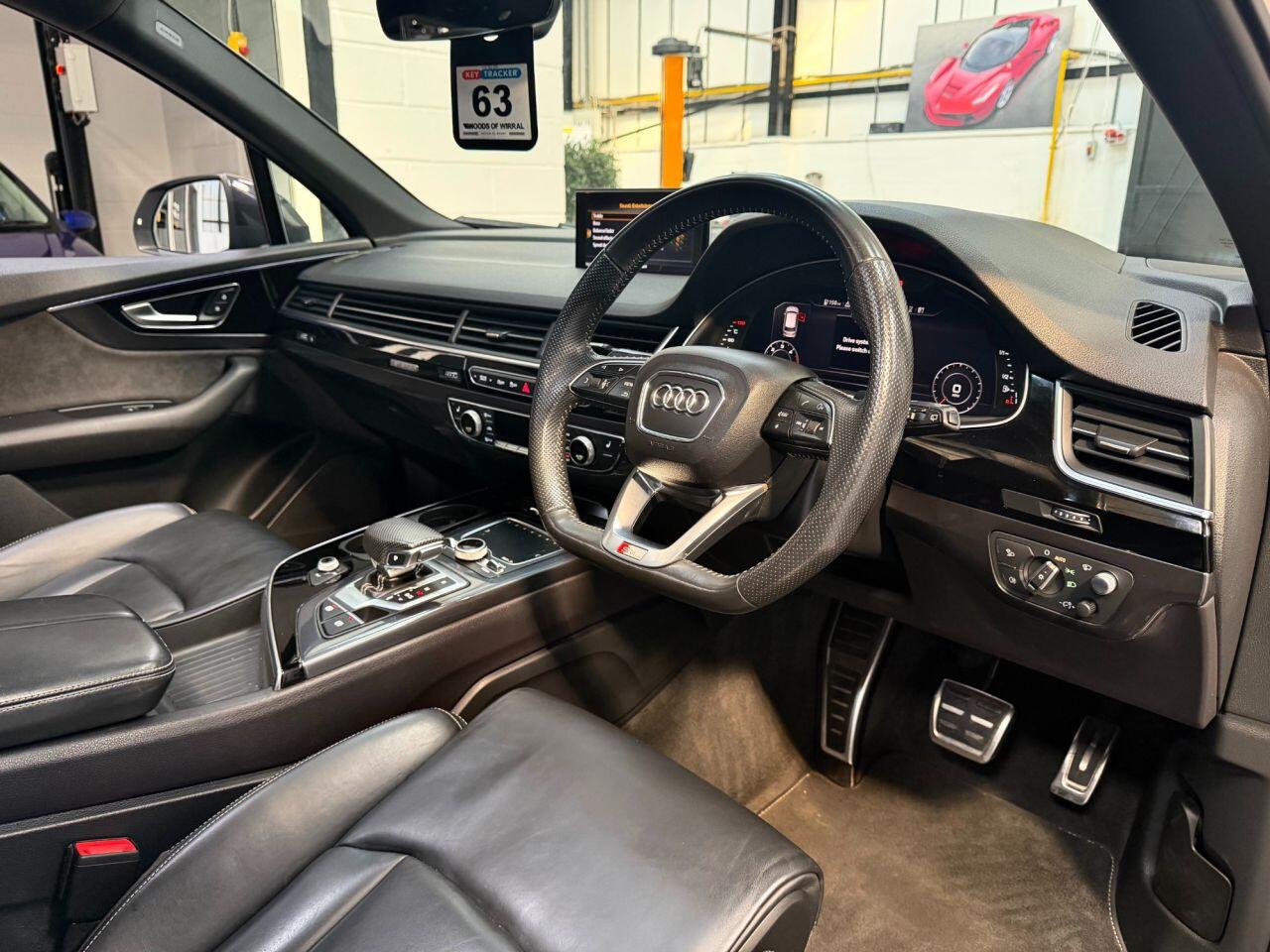 Audi Q7 view 18