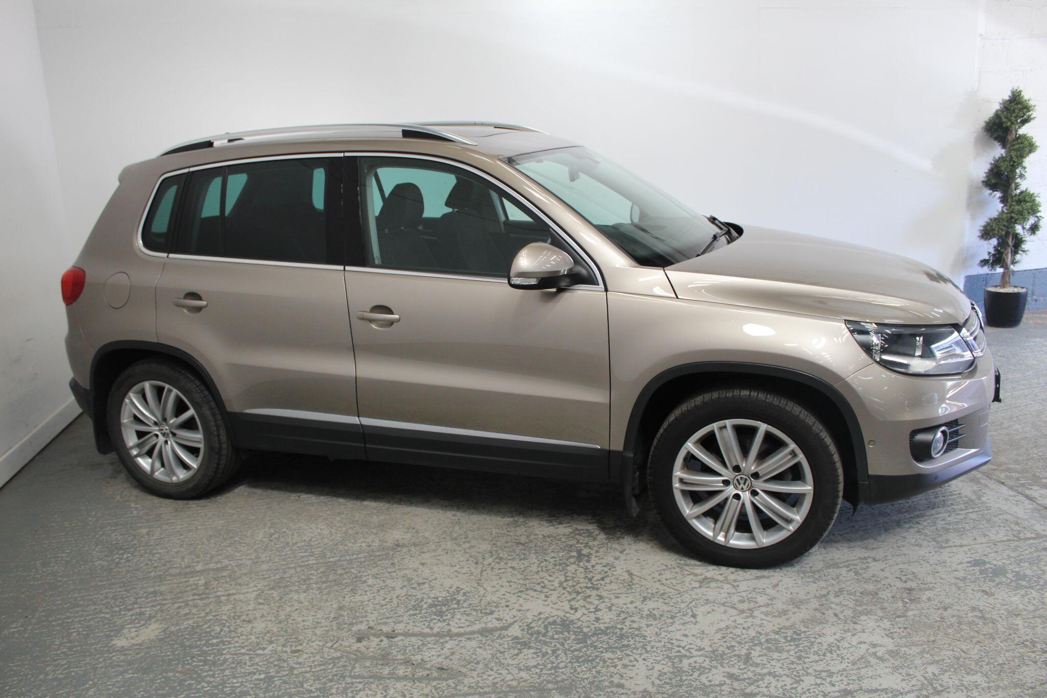 Volkswagen Tiguan view 4