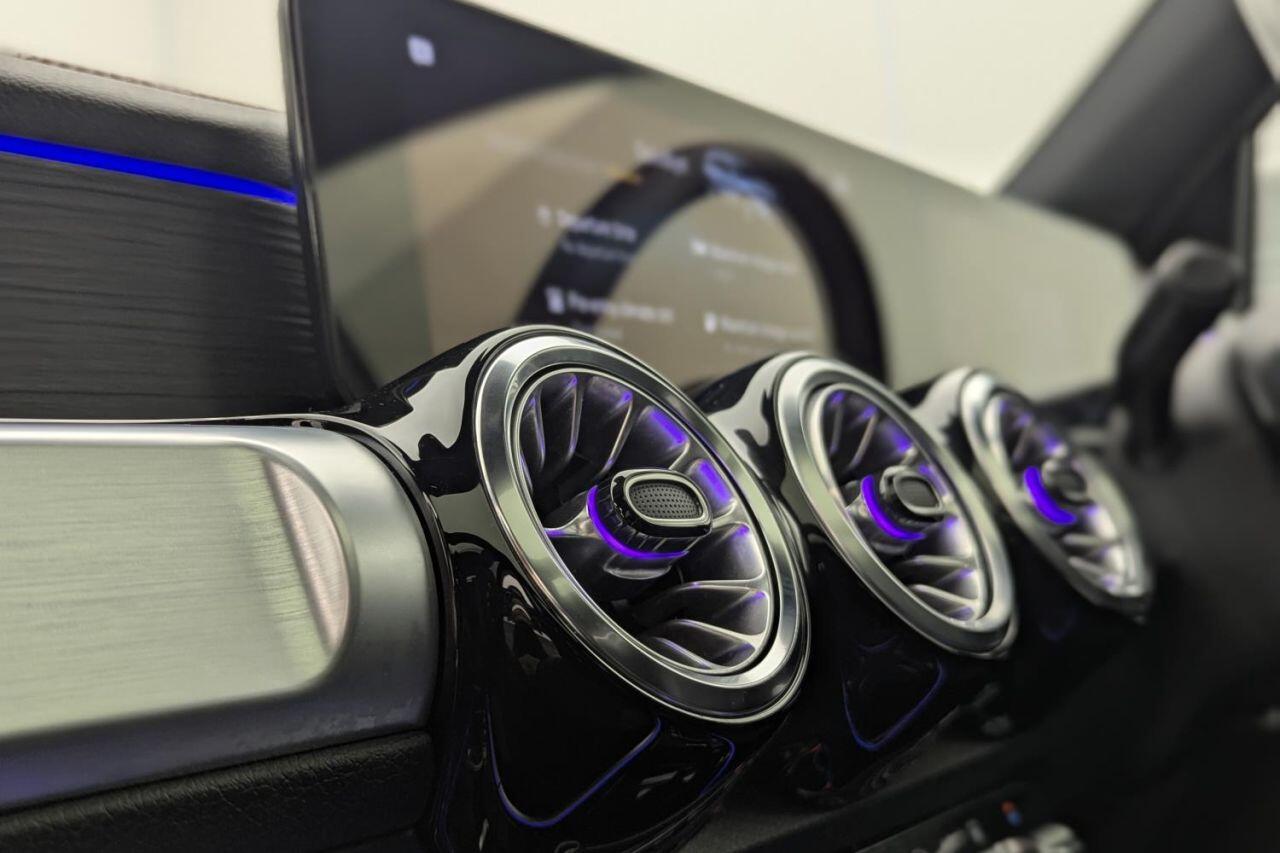 Mercedes-Benz Eqb view 33