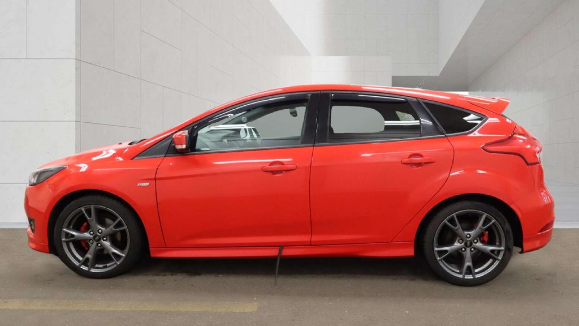 Ford Focus view 12