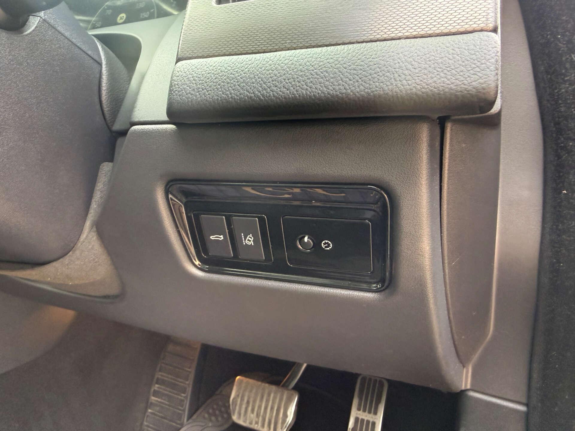 Jaguar XF view 28