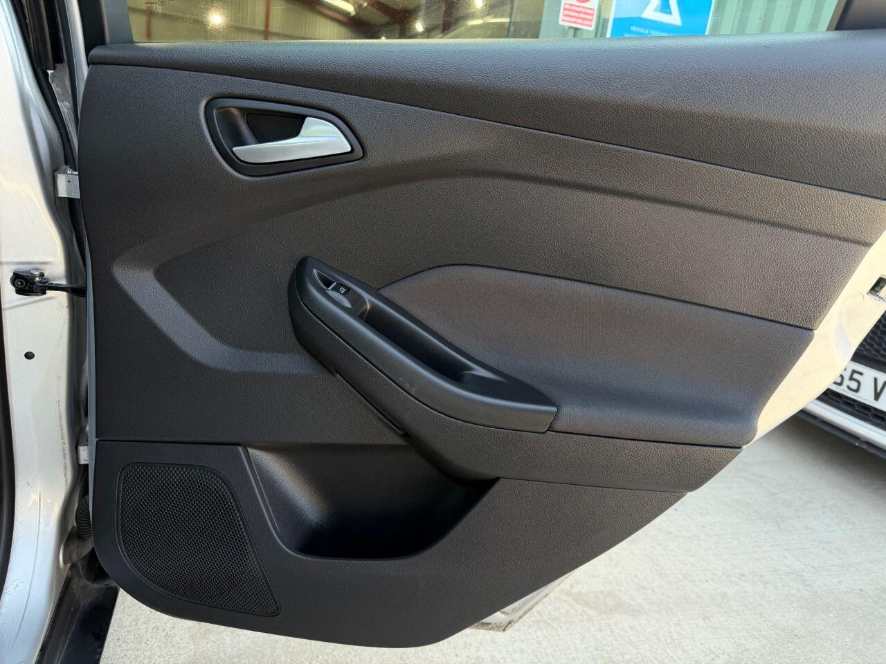 Ford Focus view 19
