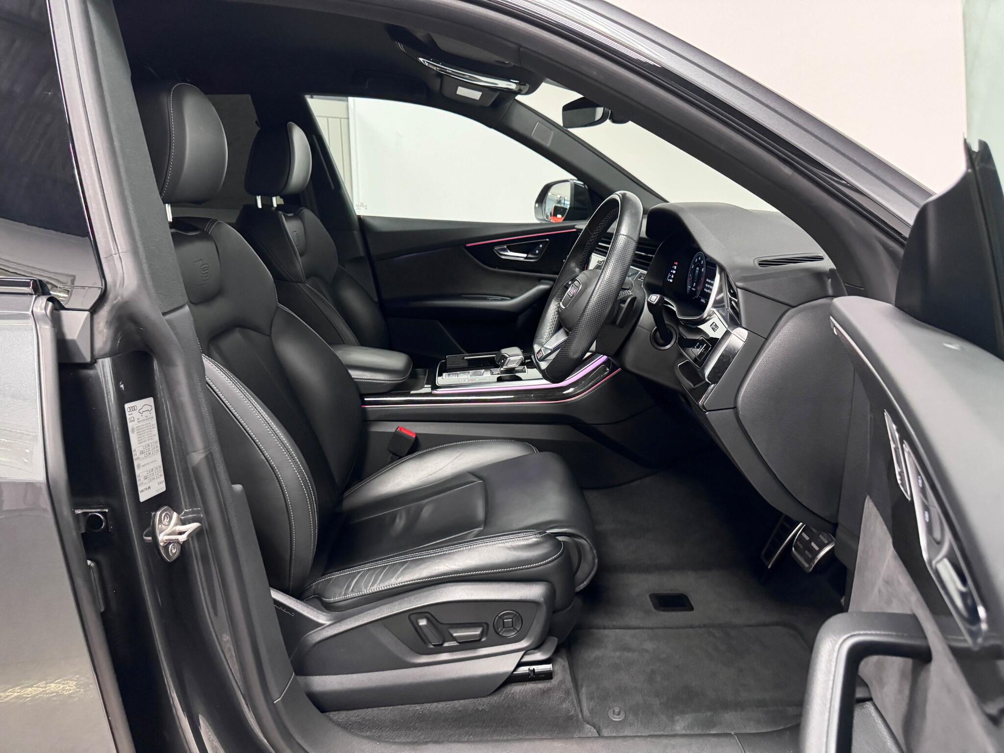 Audi Q8 view 32