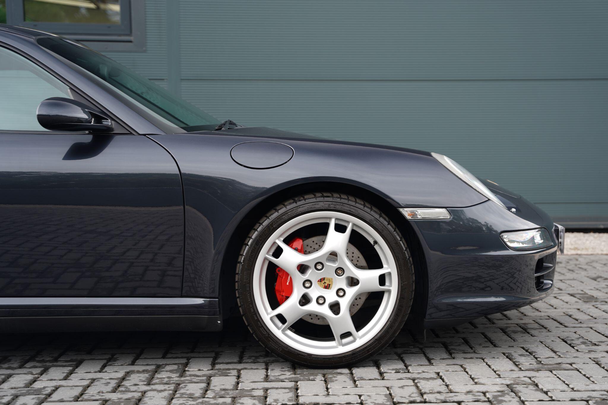 Porsche 911 view 24