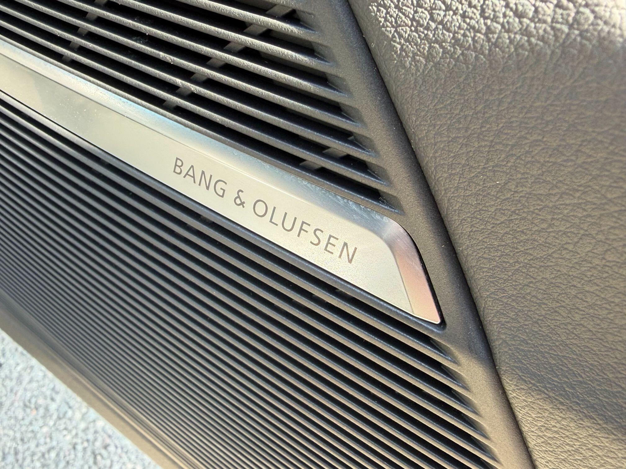 Audi SQ8 view 16