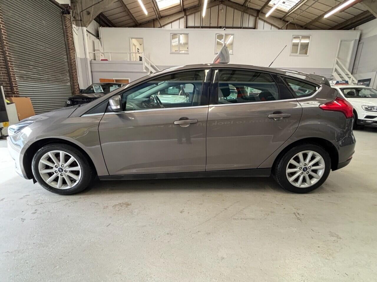 Ford Focus view 8